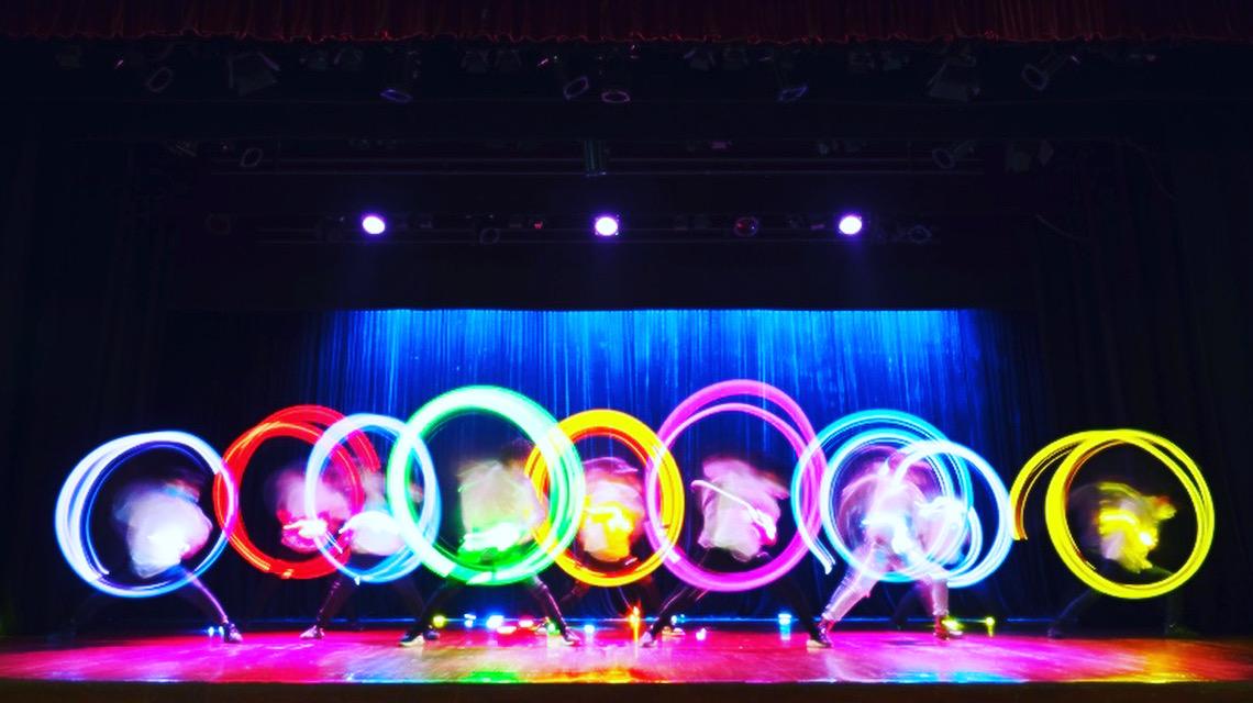 由康乐及文化事务署主办的「仲夏之跃」七月七日至九日一连三日在伊利沙伯体育馆表演场举行，为市民送上免费魔术、舞蹈、音乐节目。七月八日将举行舞蹈表演《青年动感狂舞派》。图为参与今次表演的萤光棒舞团「翼Elytra」。