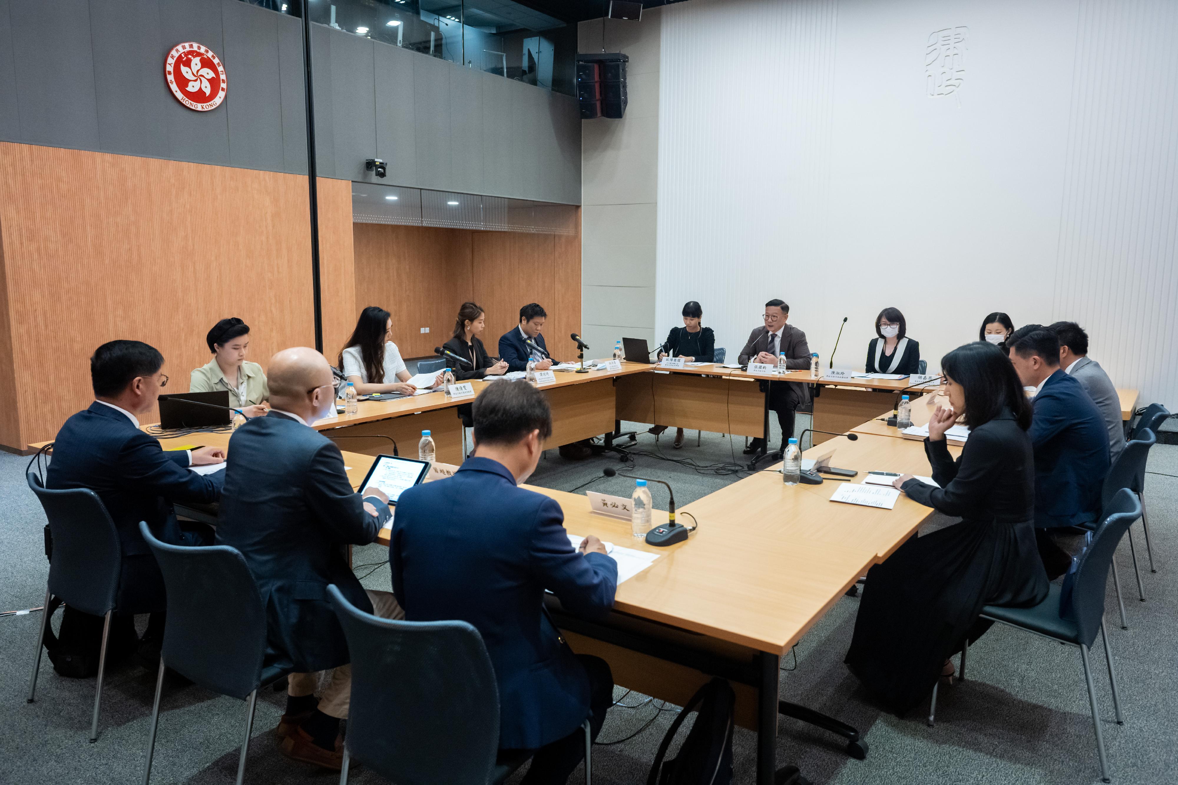 Chaired by the Deputy Secretary for Justice, Mr Cheung Kwok-kwan (back row, third right), the Department of Justice's Guangdong-Hong Kong-Macao Greater Bay Area Task Force held its second meeting today (June 23).

