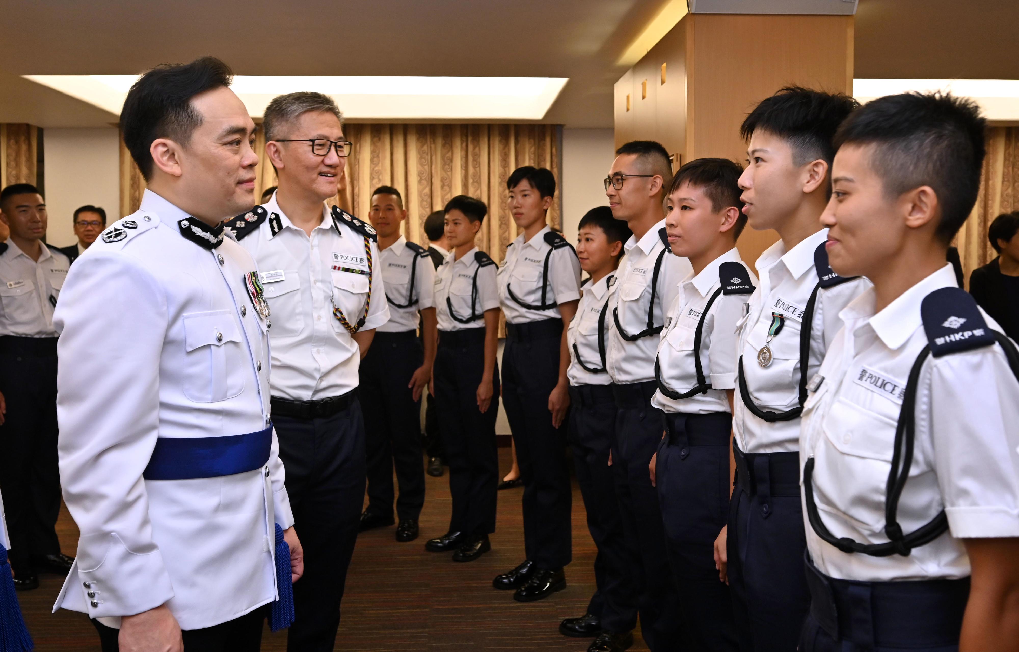 警務處處長蕭澤頤（左二）和警務處副處長（行動）袁旭健（左一）今日（六月二十四日）出席香港警察學院的結業會操後，恭賀剛結業的見習督察。