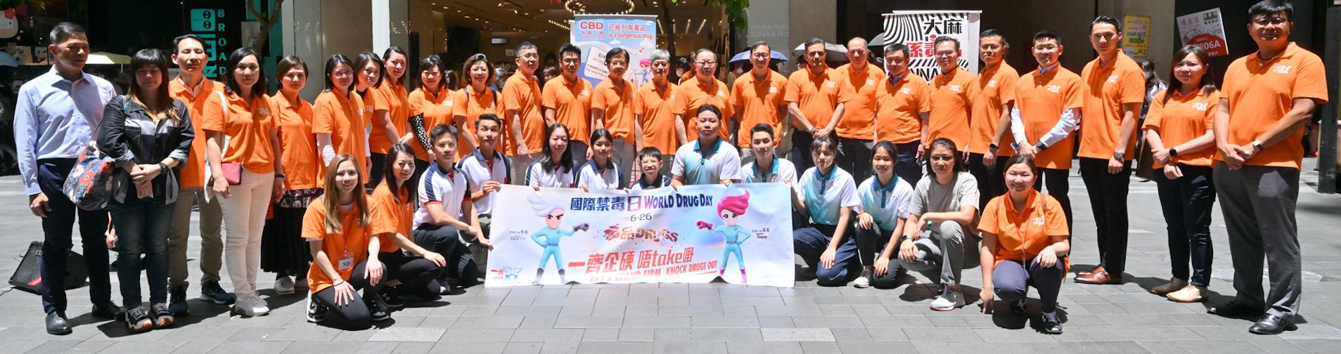 To echo the International Day against Drug Abuse and Illicit Trafficking, the Action Committee Against Narcotics (ACAN) held a preventive education and publicity event today (June 26) to unite different sectors of the community in the fight against drugs. Photo shows the Chairman of the ACAN, Dr Donald Li (back row, 11th right); the Commissioner for Narcotics, Mr Kesson Lee (back row, 10th right); and the Chairman of the ACAN Sub-committee on Preventive Education and Publicity, Mr Chan Wing-kin (back row, 12th right), together with other participants of the event after chanting the anti-drug slogan "Let's Stand Firm. Knock Drugs Out" to show their determination to fight against drugs together.
