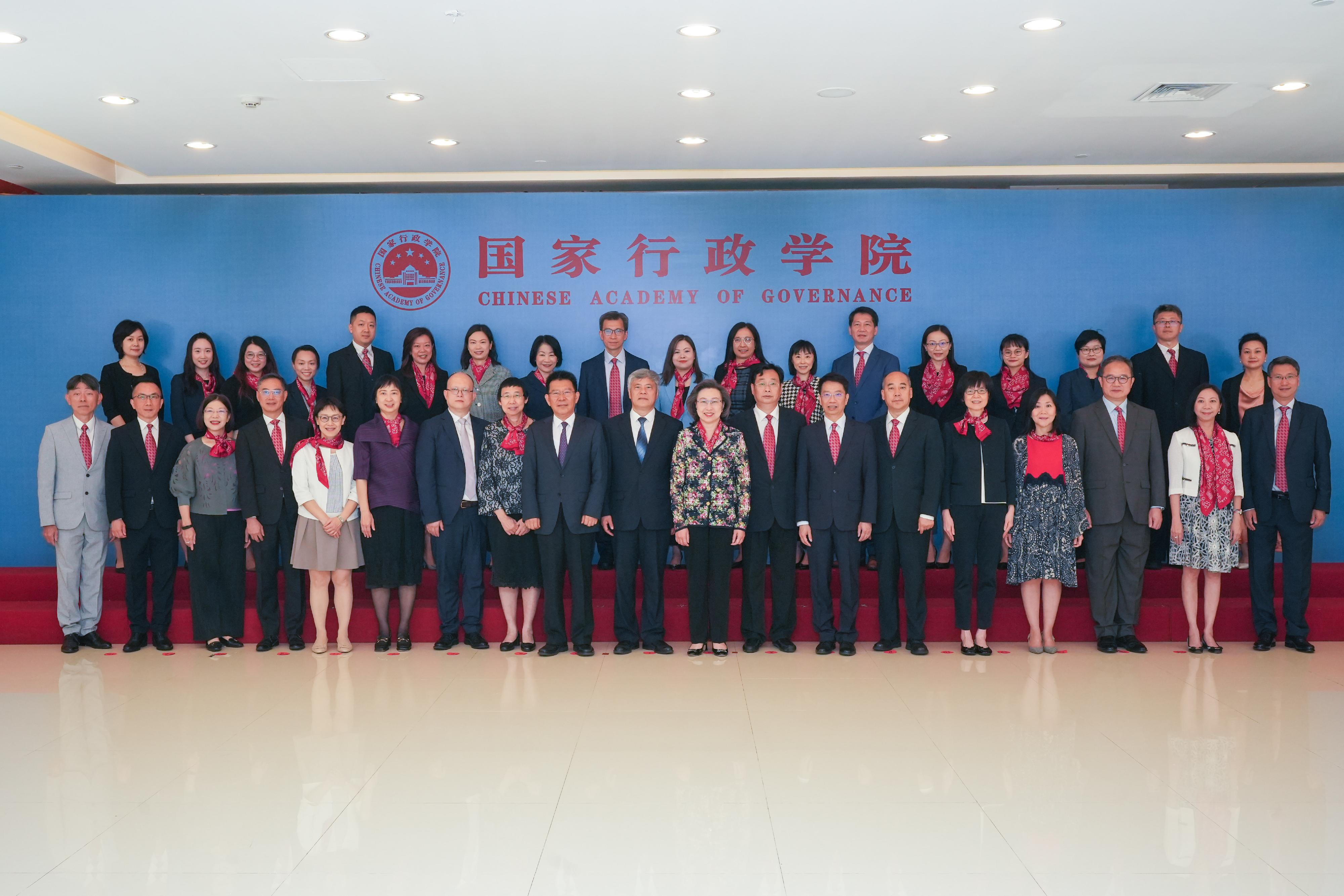 A delegation of HKSAR Government’s Permanent Secretaries and Heads of Departments for study and duty visit attended their study programme at the National Academy of Governance (NAG) this morning (June 26). Photo shows the Executive Vice President of the NAG in charge of daily operations, Mr Xie Chuntao (front row, centre), and Deputy Director of the Hong Kong and Macao Affairs Office of the State Council Mr Wang Linggui (front row, ninth left) are pictured with the delegation.