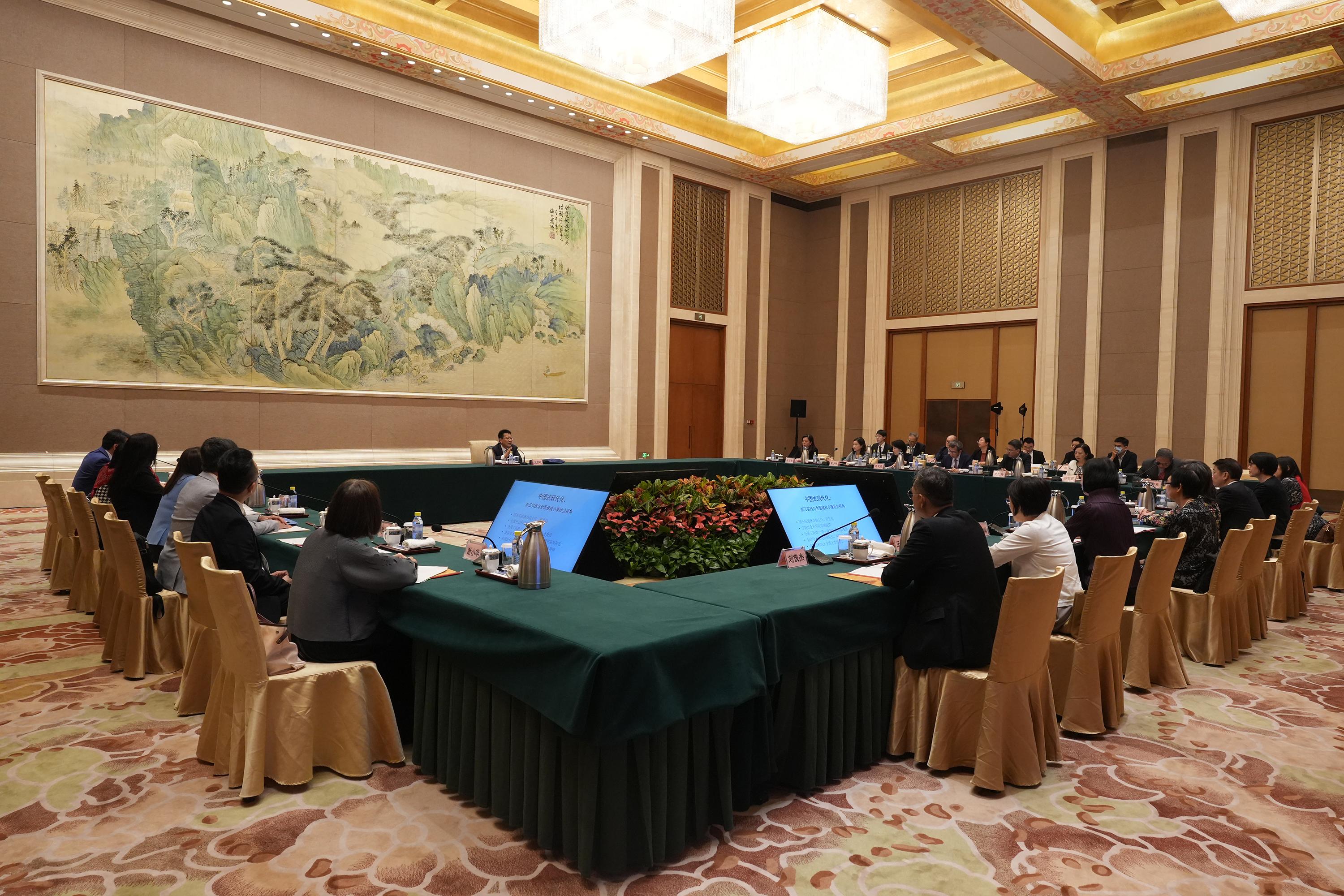 Deputy Director of the Hong Kong and Macao Affairs Office of the State Council Mr Wang Linggui, delivered a lecture on Chinese-style modernisation to Permanent Secretaries and Heads of Departments of the Hong Kong Special Administrative Region Government this afternoon (June 26).