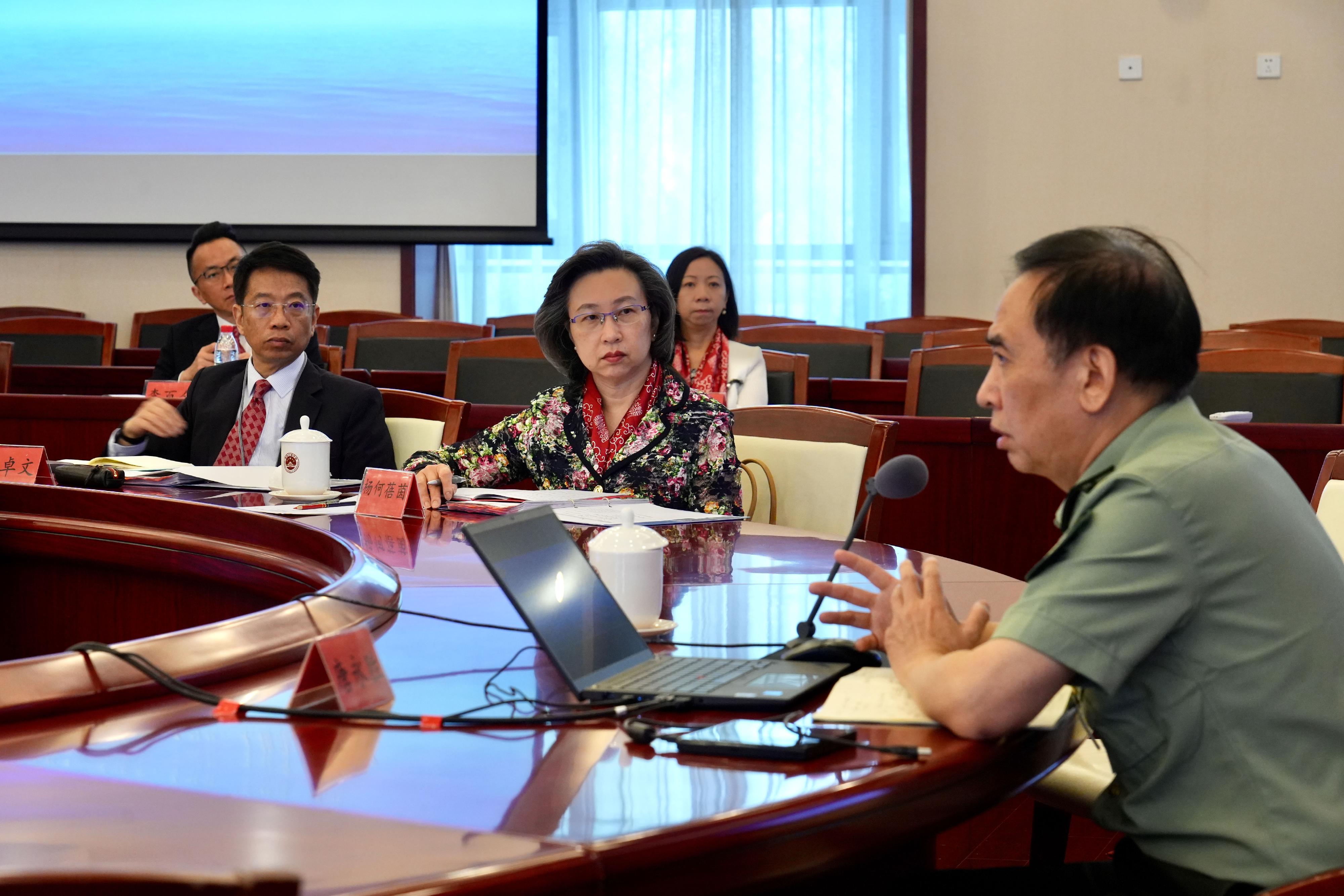 A delegation of HKSAR Government’s Permanent Secretaries and Heads of Departments for study and duty visit started their study programme at the National Academy of Governance this morning (June 26). Vice-dean of National Security College at National Defense University of the People’s Liberation Army, Major General Tang Yongsheng (right), gave a lecture to the participants on national security.