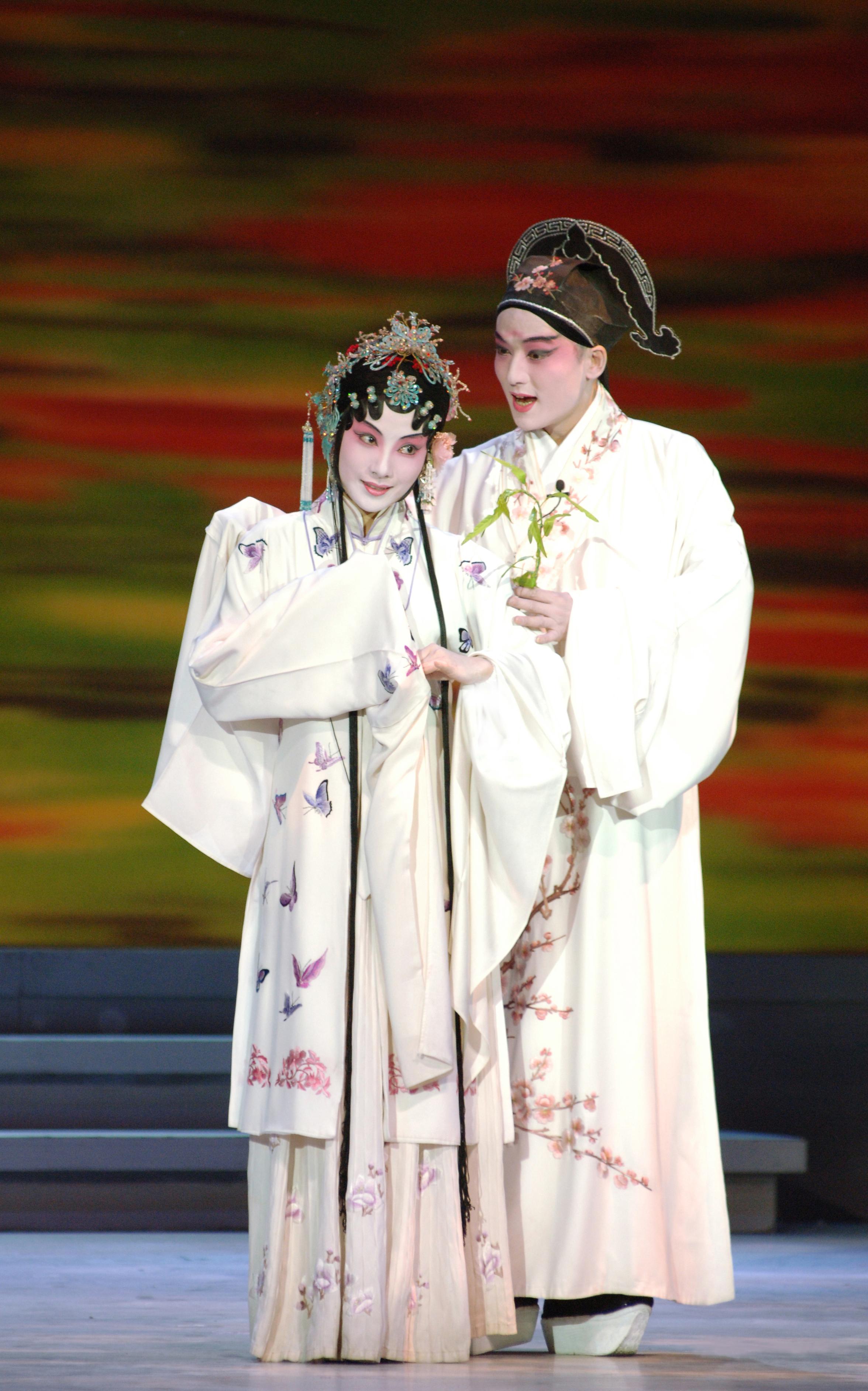 江蘇省蘇州崑劇院七月以原班陣容於中國戲曲節2023演出青春版《牡丹亭》。圖為上本〈夢中情〉劇照。
