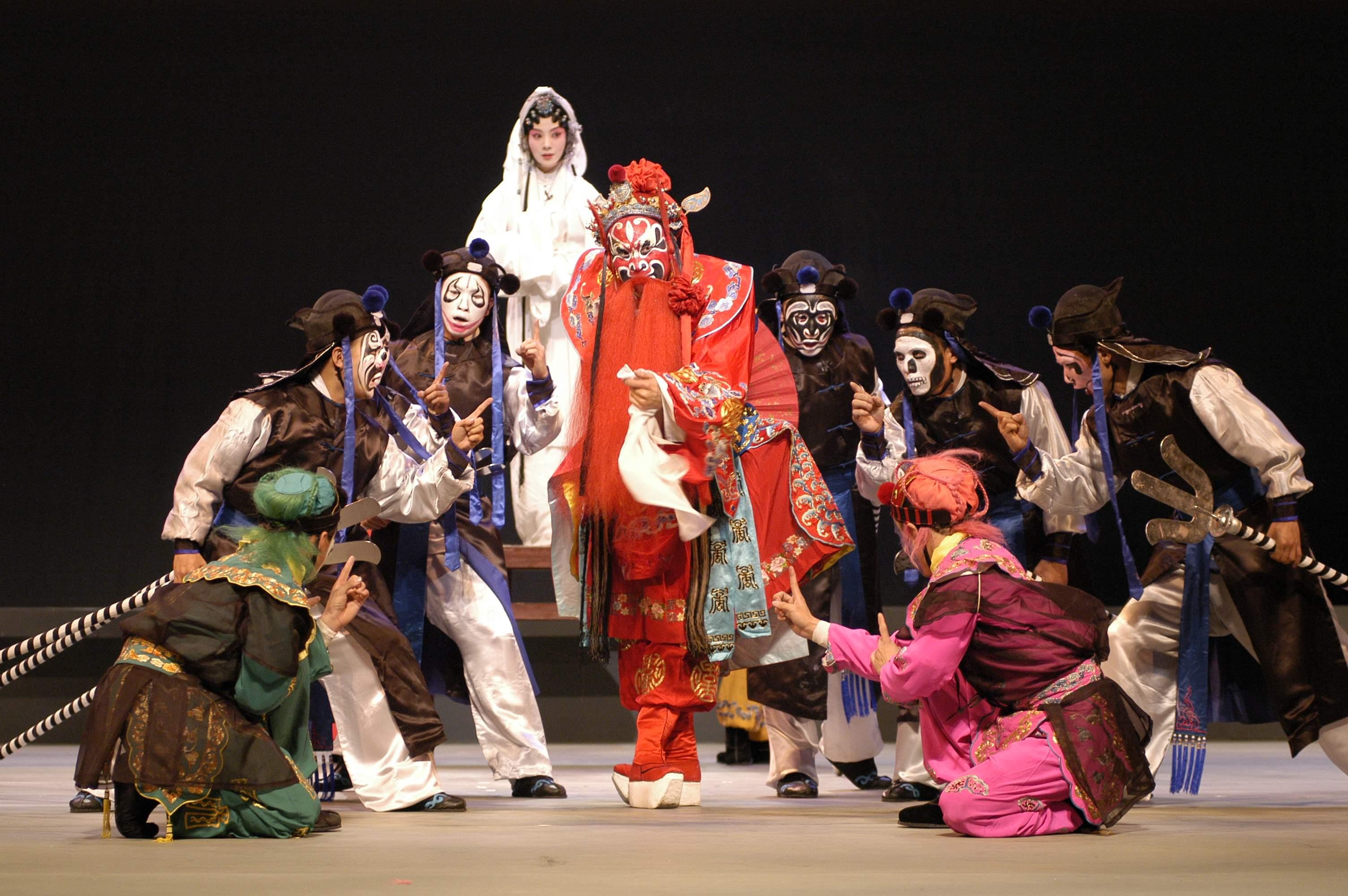 江蘇省蘇州崑劇院七月以原班陣容於中國戲曲節2023演出青春版《牡丹亭》。圖為中本〈人鬼情〉劇照。