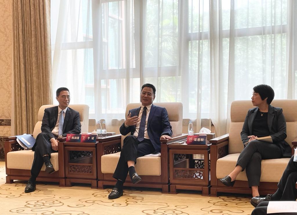 The Secretary for Culture, Sports and Tourism, Mr Kevin Yeung (left), today (June 27) attends the 21st Greater Pearl River Delta Cultural Cooperation Meeting in Zhongshan and meets with the Director General of Department of Culture and Tourism of Guangdong Province, Mr Li Bin (centre), and the Director of the Cultural Affairs Bureau of the Macao Special Administrative Region, Ms Leong Wai-man (right).