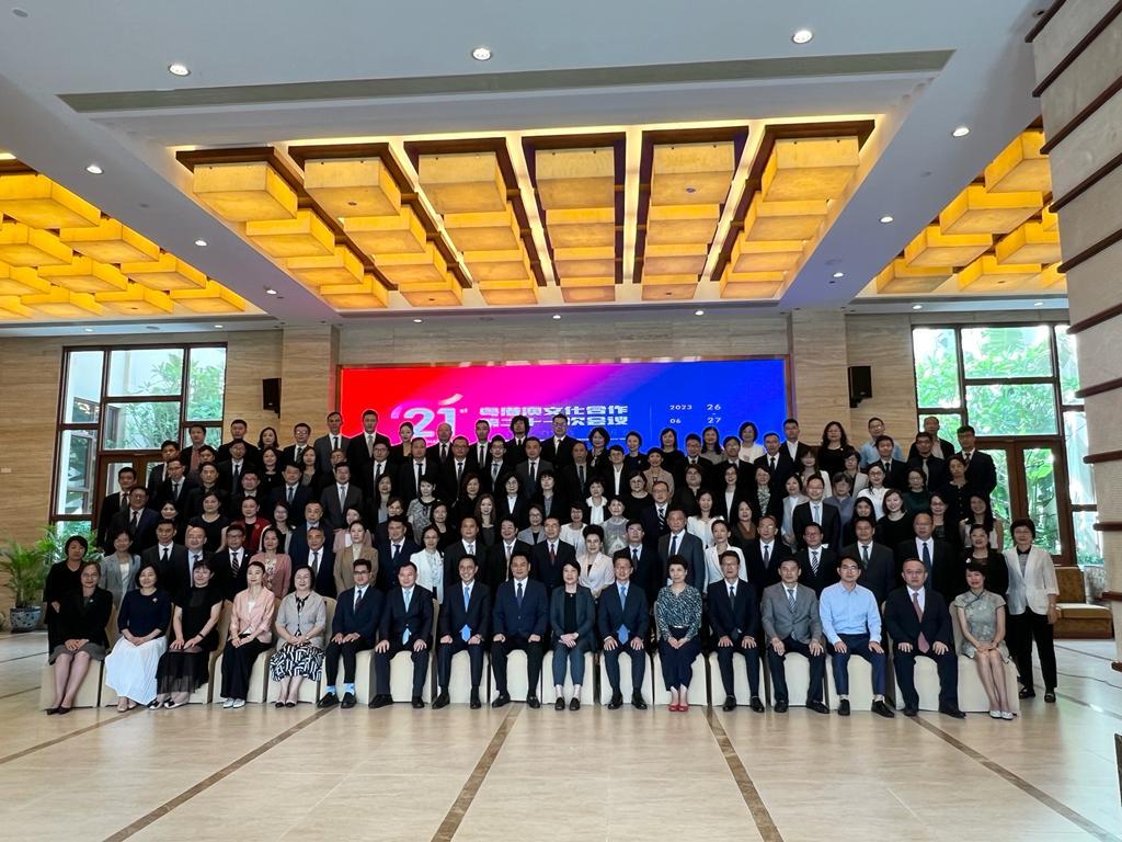 The Secretary for Culture, Sports and Tourism, Mr Kevin Yeung, today (June 27) attended the 21st Greater Pearl River Delta Cultural Cooperation Meeting in Zhongshan. Mr Yeung (front row, eighth left) is pictured with the leaders of Guangdong, Hong Kong and Macao, as well as officials in the cultural sector, before the Meeting.