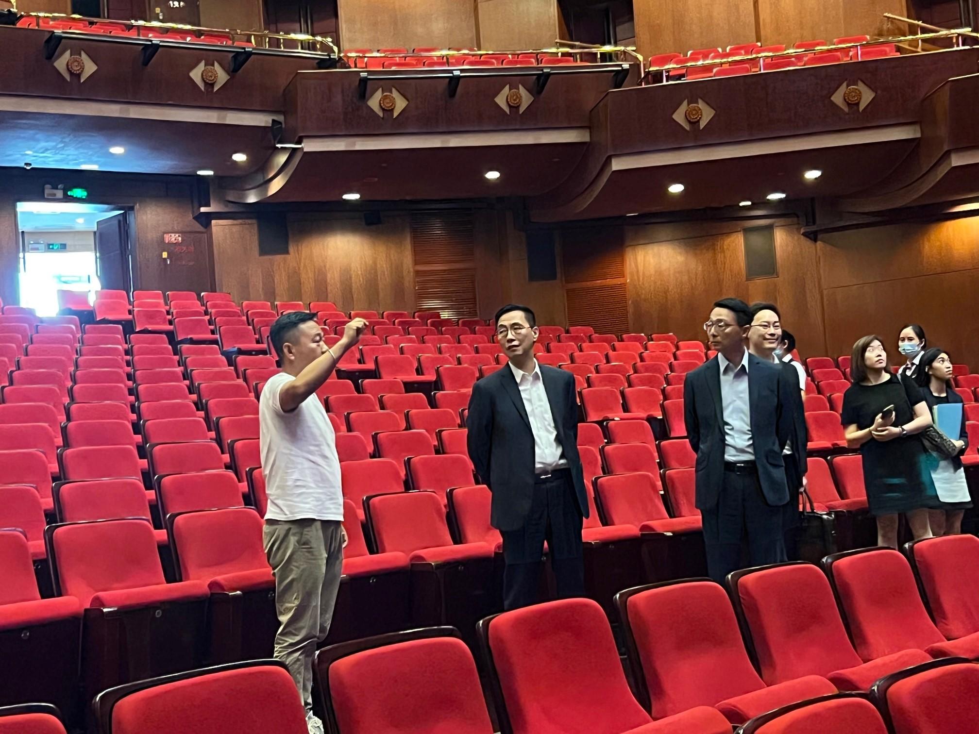 The Secretary for Culture, Sports and Tourism, Mr Kevin Yeung, yesterday (June 26) visited the Zhongshan Culture & Art Center. Photo shows Mr Yeung (second left) and the Director of Leisure and Cultural Services, Mr Vincent Liu, (third left) being briefed by a staff member on the operation of the venue.