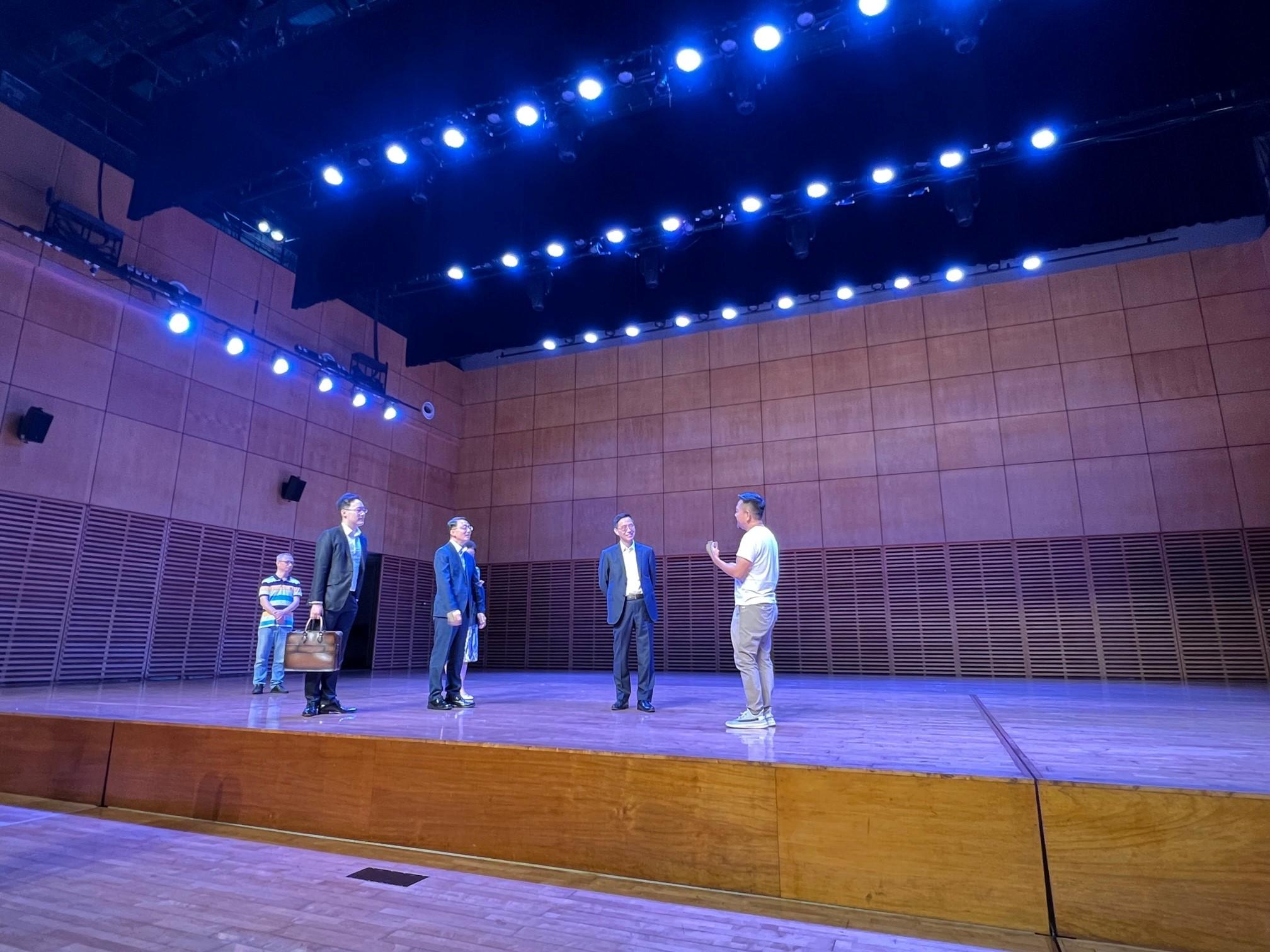 The Secretary for Culture, Sports and Tourism, Mr Kevin Yeung, yesterday (June 26) visited the Zhongshan Culture & Art Center. Photo shows Mr Yeung (second right) and the Director of Leisure and Cultural Services, Mr Vincent Liu, (third right) being briefed by a staff member on how the Center provides venues for performances of various art forms.