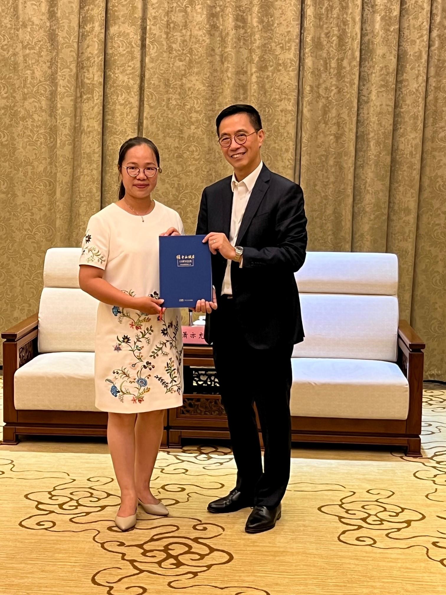 The Secretary for Culture, Sports and Tourism, Mr Kevin Yeung (right), yesterday (June 26) calls on the Director of the Zhongshan Culture, Radio, Television and Tourism Bureau, Ms Xiao Yichong (left), to exchange views on collaboration in the areas of culture and tourism.
