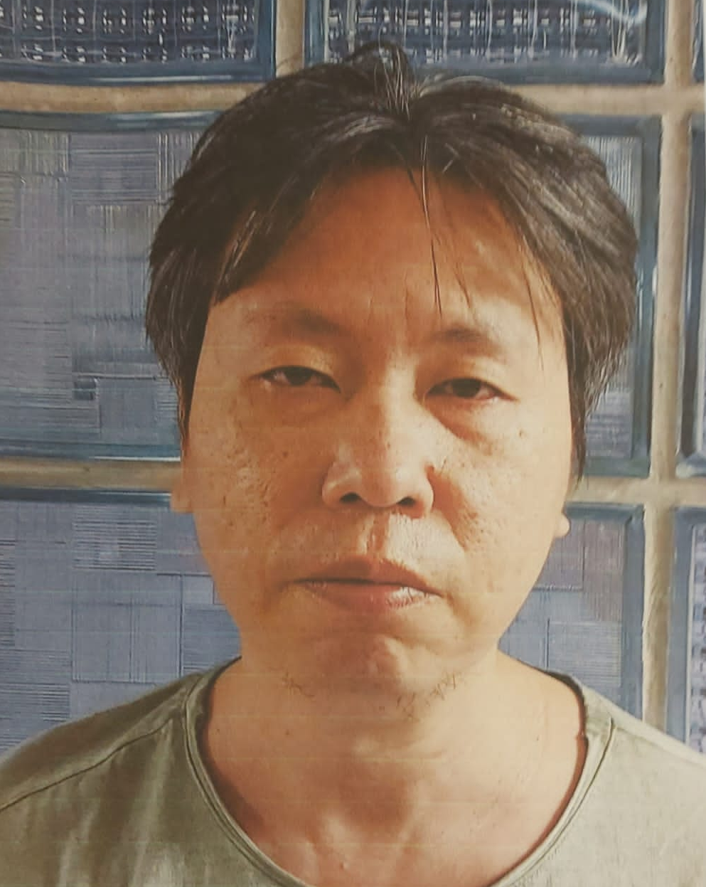 Lei Pui-lam, aged 51,  is about 1.65 metres tall, 70 kilograms in weight and of medium build. He has a round face with yellow complexion and short black hair. He was last seen wearing a black and grey short-sleeved shirt, black trousers and dark-coloured shoes.