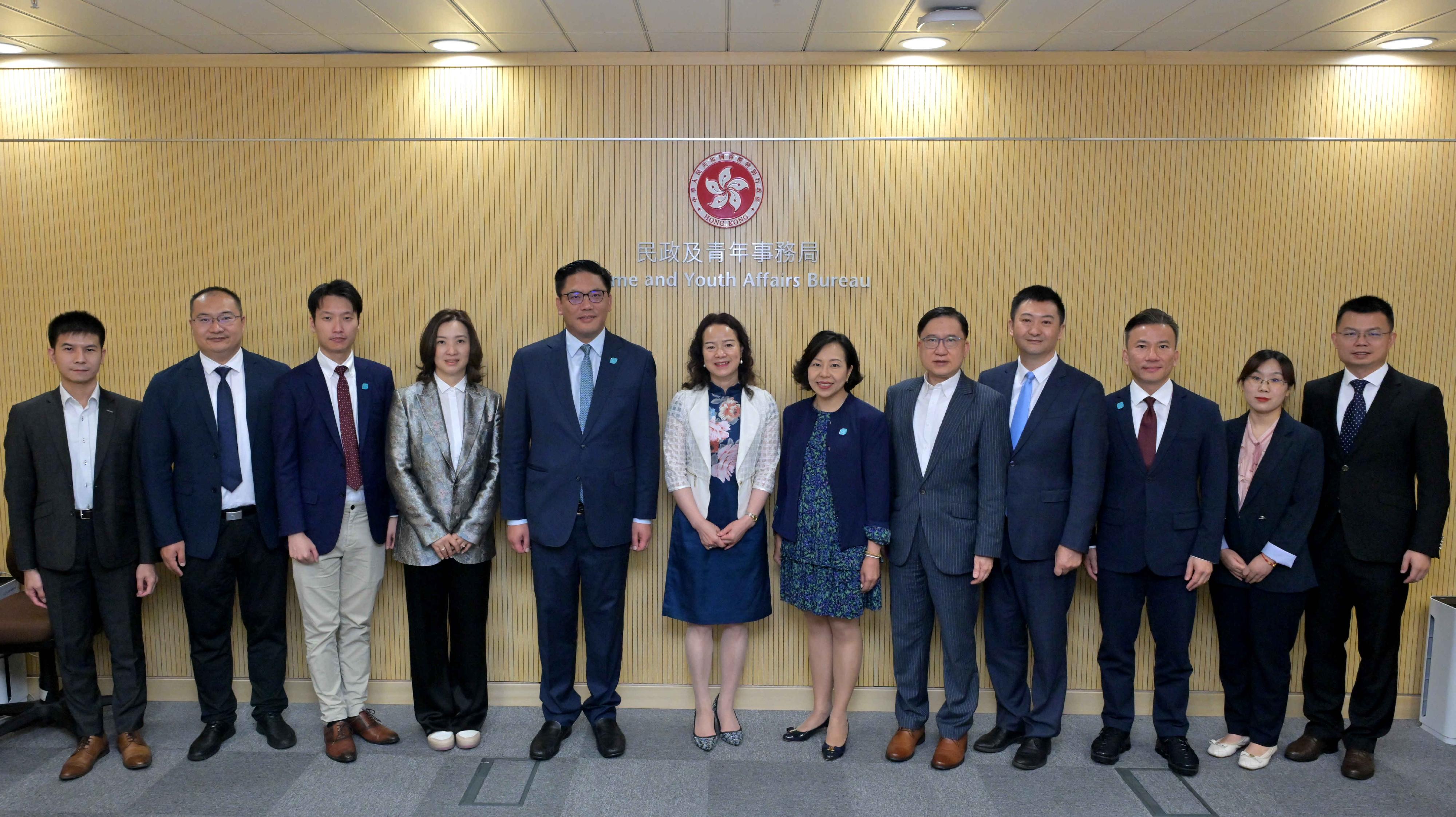 The Secretary for Home and Youth Affairs, Miss Alice Mak (sixth right), today (June 27) meets with the Director-General of the Hong Kong and Macao Affairs Office of the Hubei Provincial People's Government, Ms Zhang Xiaomei (sixth left), to exchange views on enhancing youth development and exchanges between Hubei and Hong Kong. The Under Secretary for Home and Youth Affairs, Mr Clarence Leung (fifth left), and the Commissioner for Youth, Mr Wallace Lau (third right), also join the meeting.
