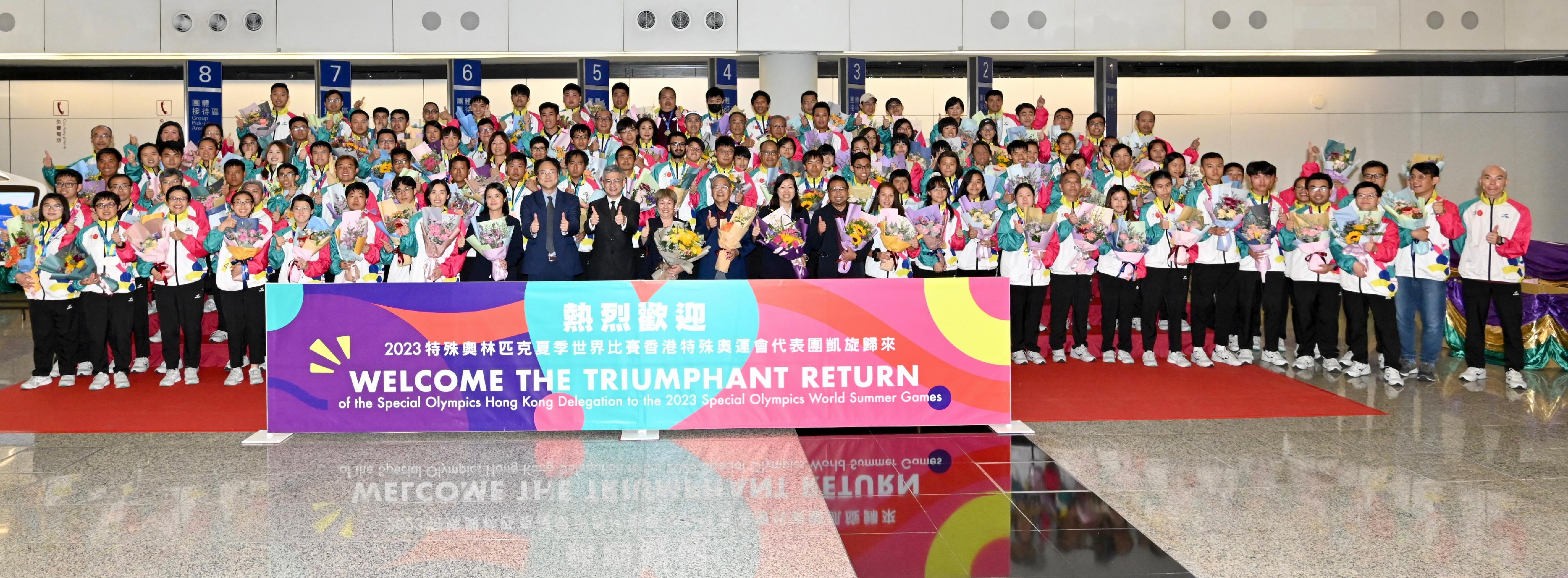 The Hong Kong Special Administrative Region Government held a welcome home ceremony at Hong Kong International Airport today (June 27) to greet the Special Olympics Hong Kong Delegation on their triumphant return from the 2023 Special Olympics World Summer Games. Photo shows the Under Secretary for Culture, Sports and Tourism, Mr Raistlin Lau (front row, eleventh left); the President of the Special Olympics Hong Kong (HKSO), Mrs Laura Ling (front row, twelfth left); Assistant Director (Leisure Services) of the Leisure and Cultural Services Department Mr Benjamin Hung (front row, tenth left); the Vice-President of the HKSO, Mr Yeung Tak-wah (front row, thirteenth left); the Chairperson of the Executive Committee of the HKSO, Dr Evelyn Lam (front row, ninth left); the Head of Delegation, Dr Peggy Choi (front row, thirteenth right); Deputy Heads of Delegation Mr Dave Ho (front row, twelfth right) and Dr Allison Wong (front row, eighth left), and the athletes at the welcome home ceremony.