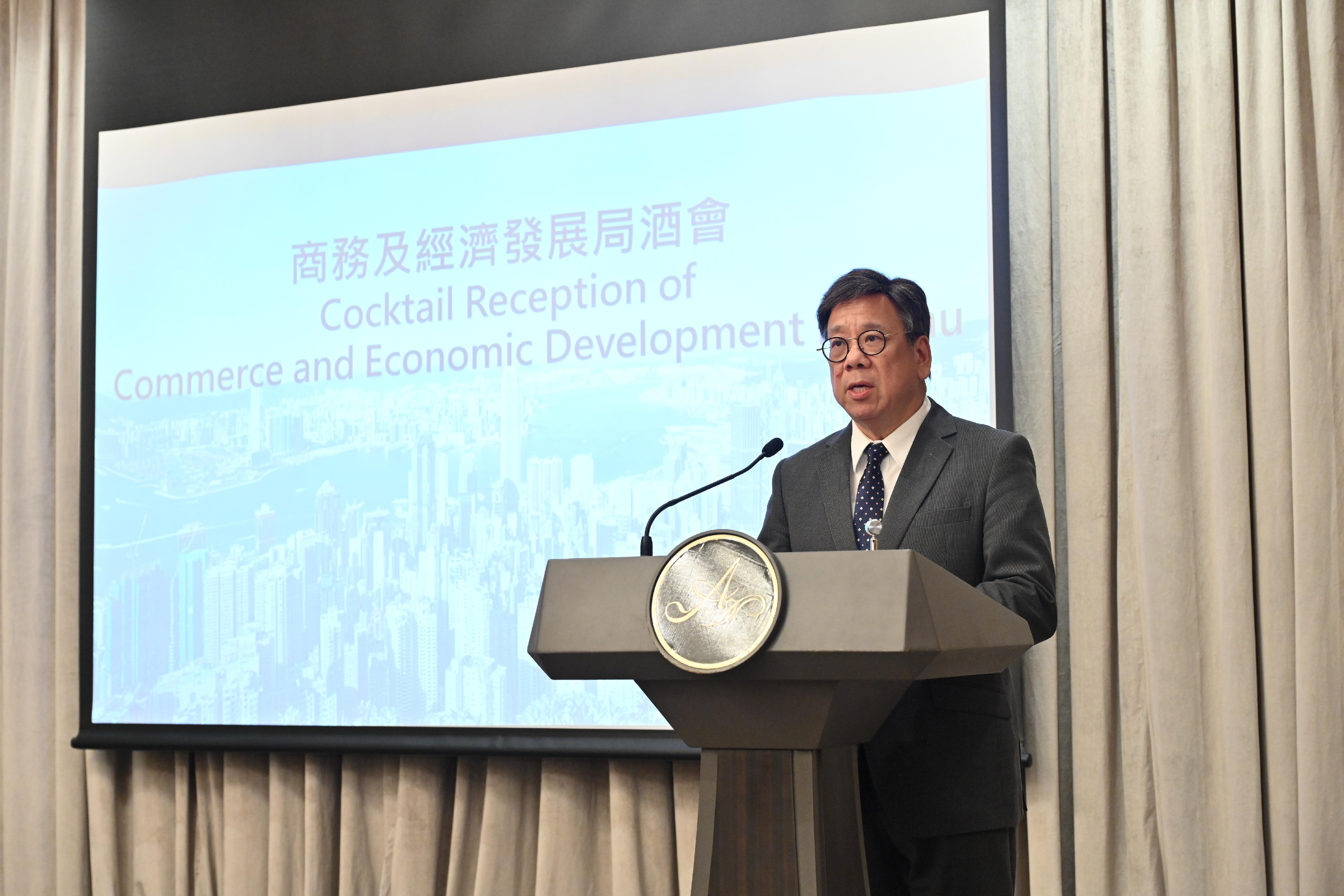 The Secretary for Commerce and Economic Development, Mr Algernon Yau, today (June 27) hosted a cocktail reception for representatives of local and foreign chambers of commerce to review the work of the current-term Government in promoting trade and economic developments, and exchange views on the work focus in the coming year. Photo shows Mr Yau delivering a speech at the reception.