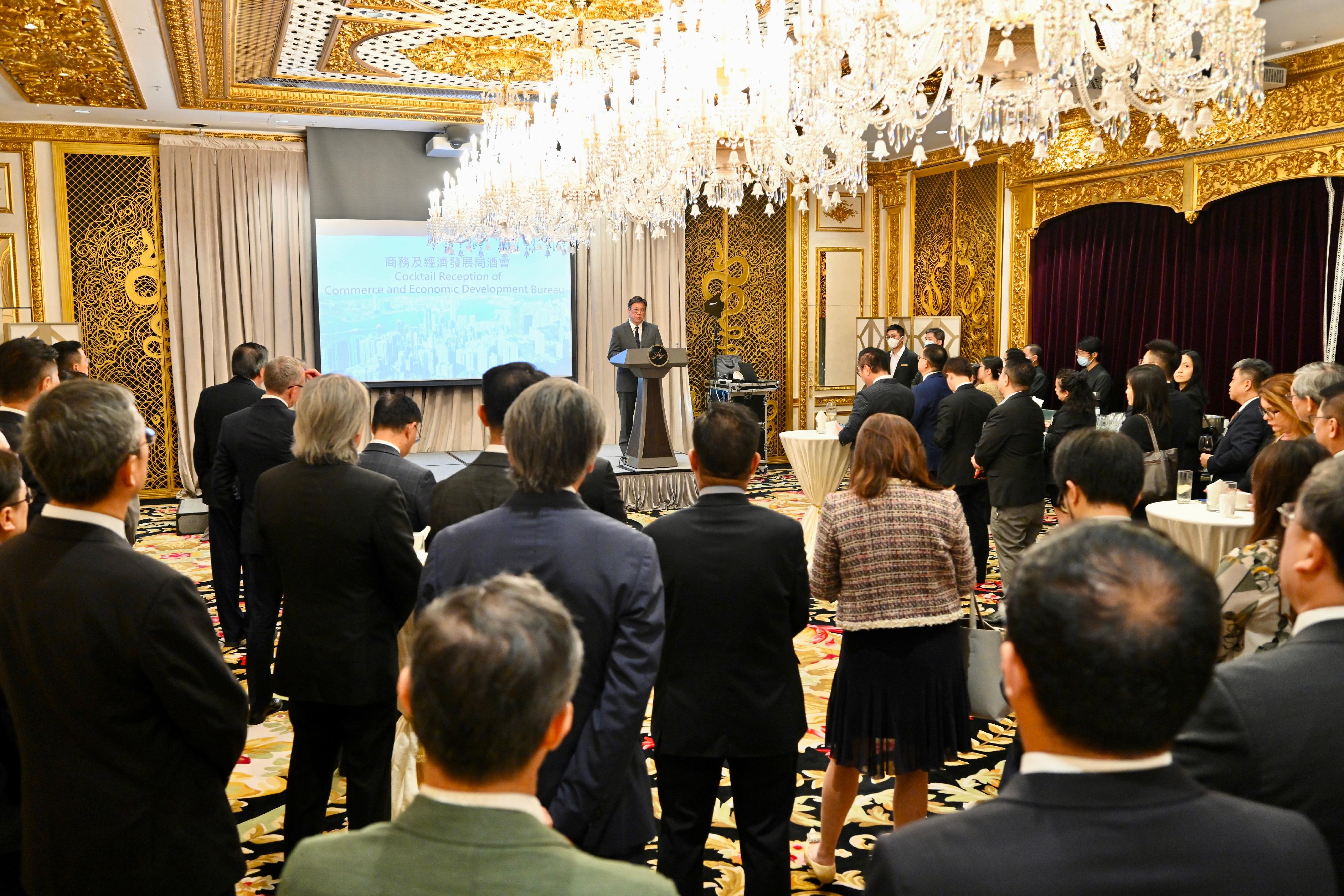 The Secretary for Commerce and Economic Development, Mr Algernon Yau, today (June 27) hosted a cocktail reception for representatives of local and foreign chambers of commerce to review the work of the current-term Government in promoting trade and economic developments, and exchange views on the work focus in the coming year. The guests attending the cocktail reception included the President of the Legislative Council (LegCo), Mr Andrew Leung, several LegCo Members and representatives from local and foreign chambers of commerce.