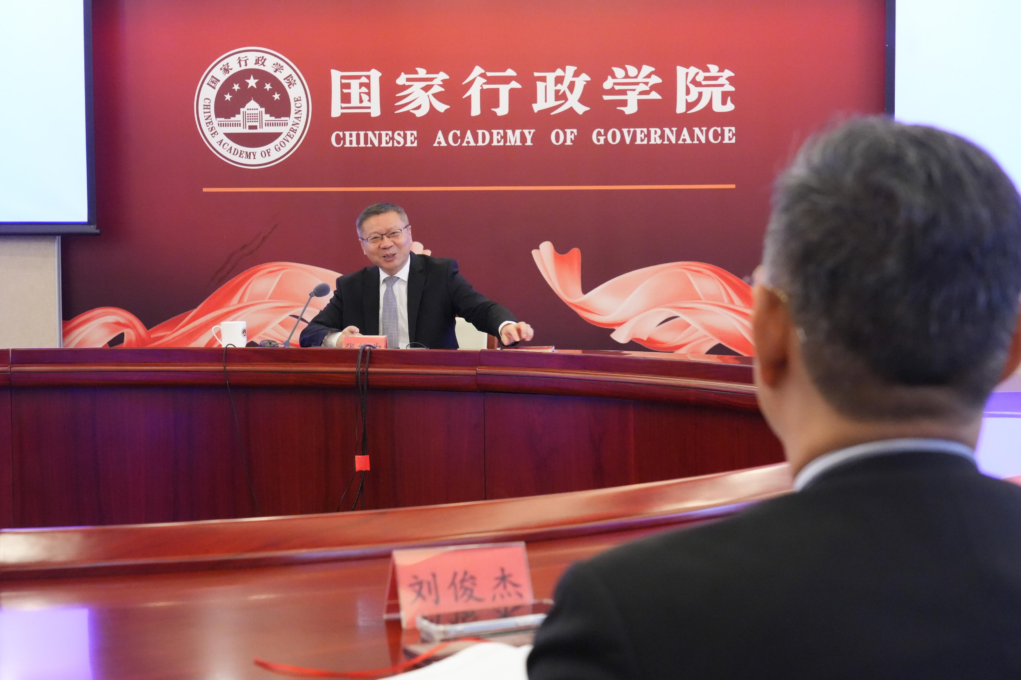 The Director of the China Institute of Fudan University, Professor Zhang Weiwei, gave a lecture on China's democratic politics to the delegation of Permanent Secretaries and Heads of Departments of the Hong Kong Special Administrative Region Government on a study and duty visit at the National Academy of Governance today (June 27).