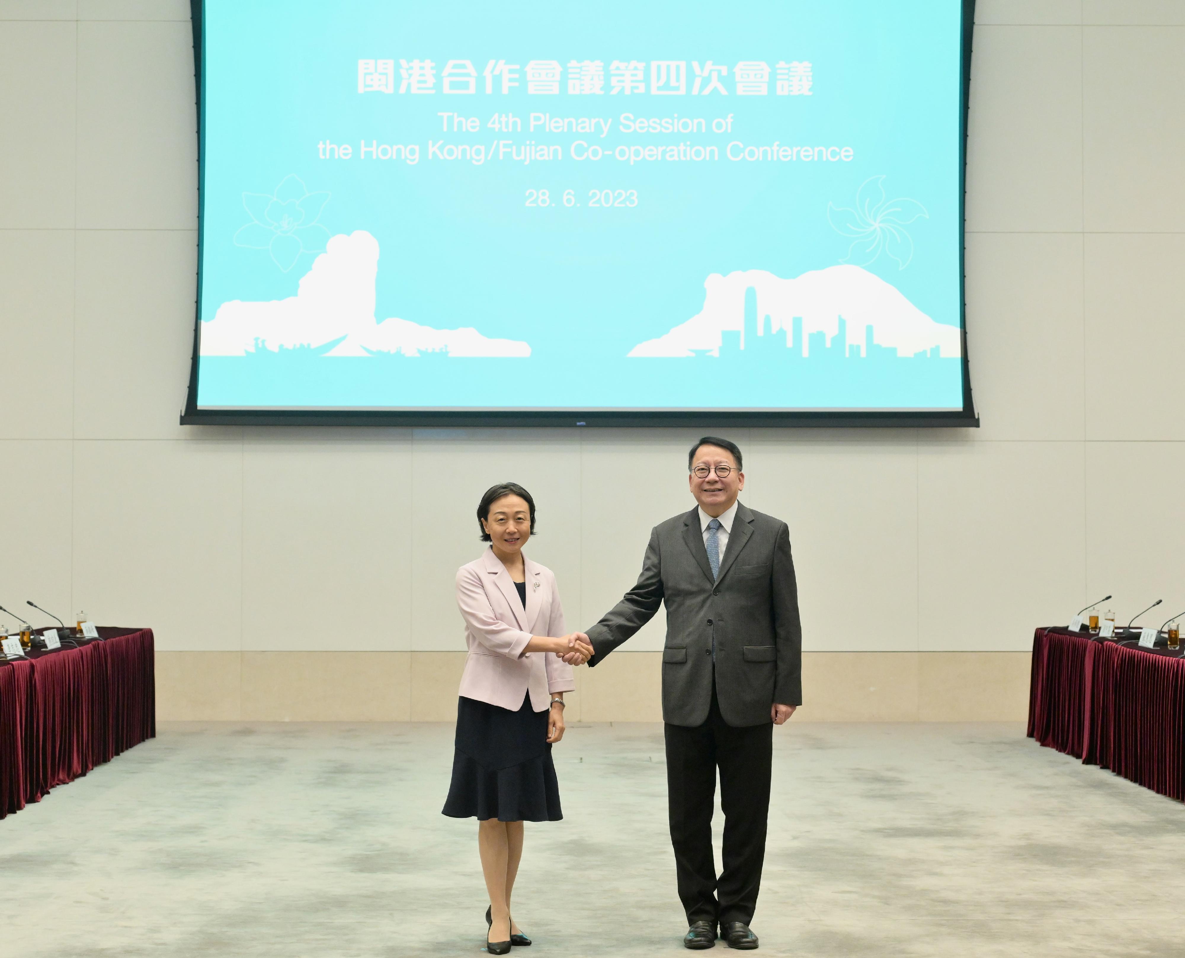 The Chief Secretary for Administration, Mr Chan Kwok-ki (right), and the Executive Vice Governor of Fujian Province, Ms Guo Ningning (left), co-chaired the Fourth Plenary Session of the Hong Kong/Fujian Co-operation Conference today (June 28) in Hong Kong.
