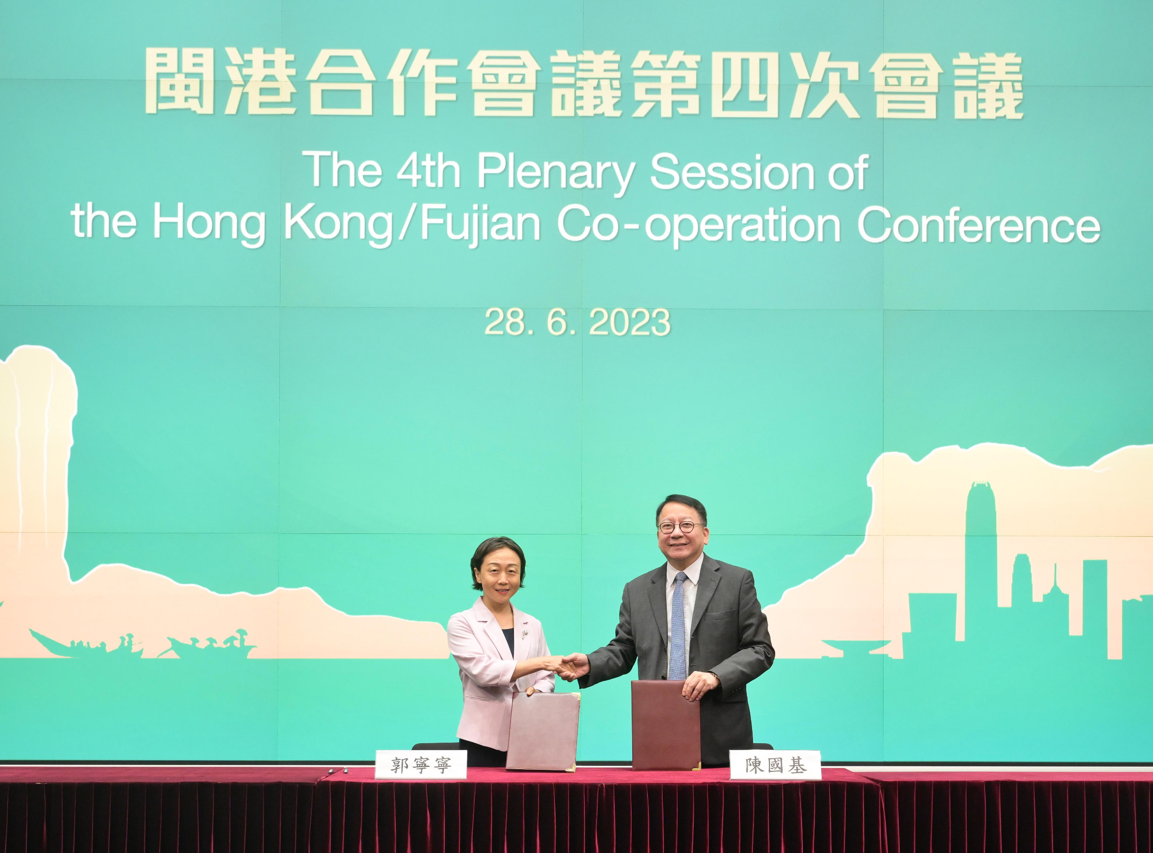 The Chief Secretary for Administration, Mr Chan Kwok-ki, and the Executive Vice Governor of Fujian Province, Ms Guo Ningning, co-chaired the Fourth Plenary Session of the Hong Kong/Fujian Co-operation Conference today (June 28) in Hong Kong. Photo shows Mr Chan (right) and Ms Guo (left) signing the "Co-operation Memorandum of the Fourth Plenary Session of the Hong Kong/Fujian Co-operation Conference".
