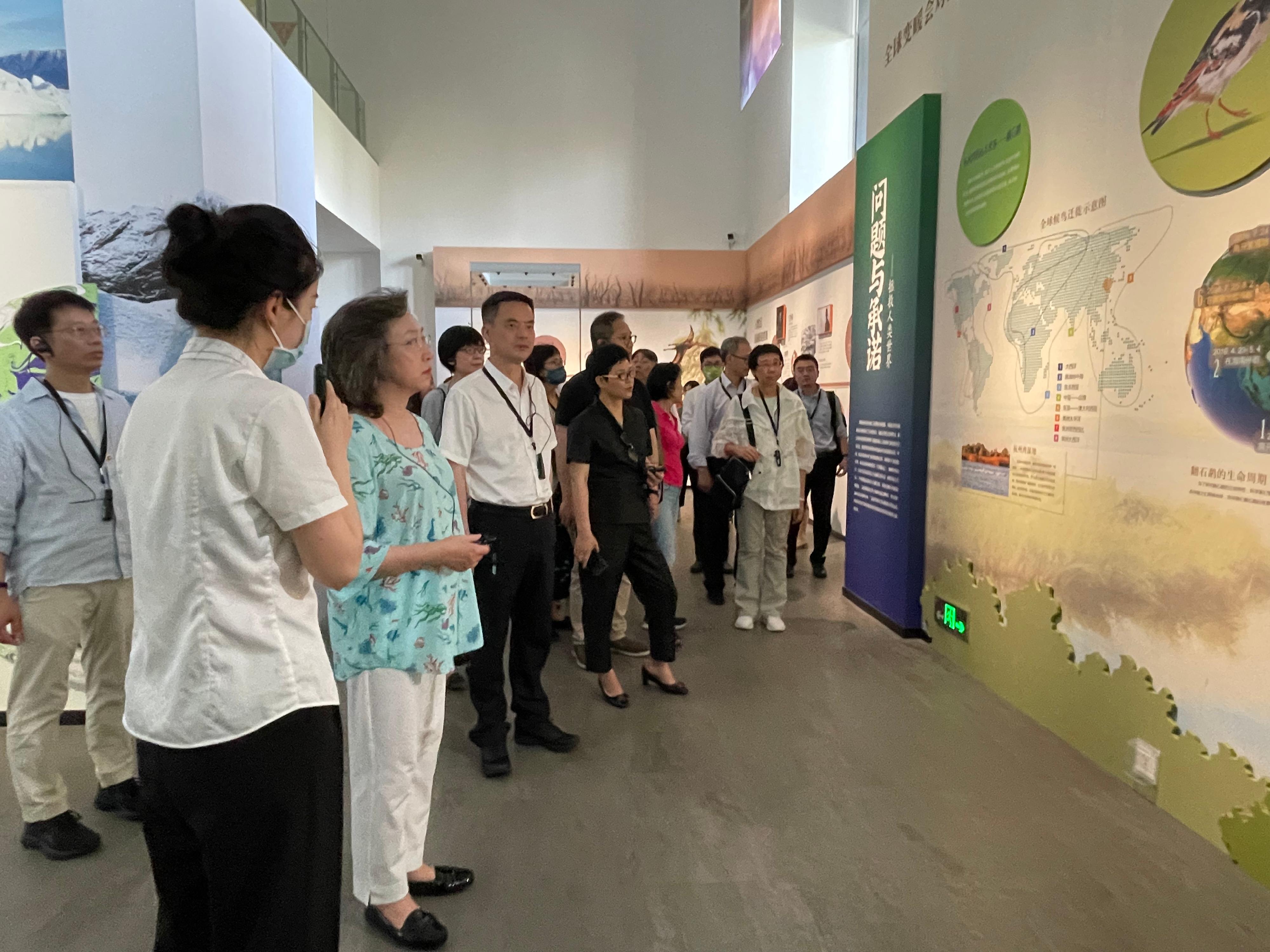 公务员事务局局长杨何蓓茵今日（六月二十八日）与常任秘书长及部门首长参观浙江自然博物院。图示他们听取有关浙江的碳达峰和碳中和工作的介绍。
