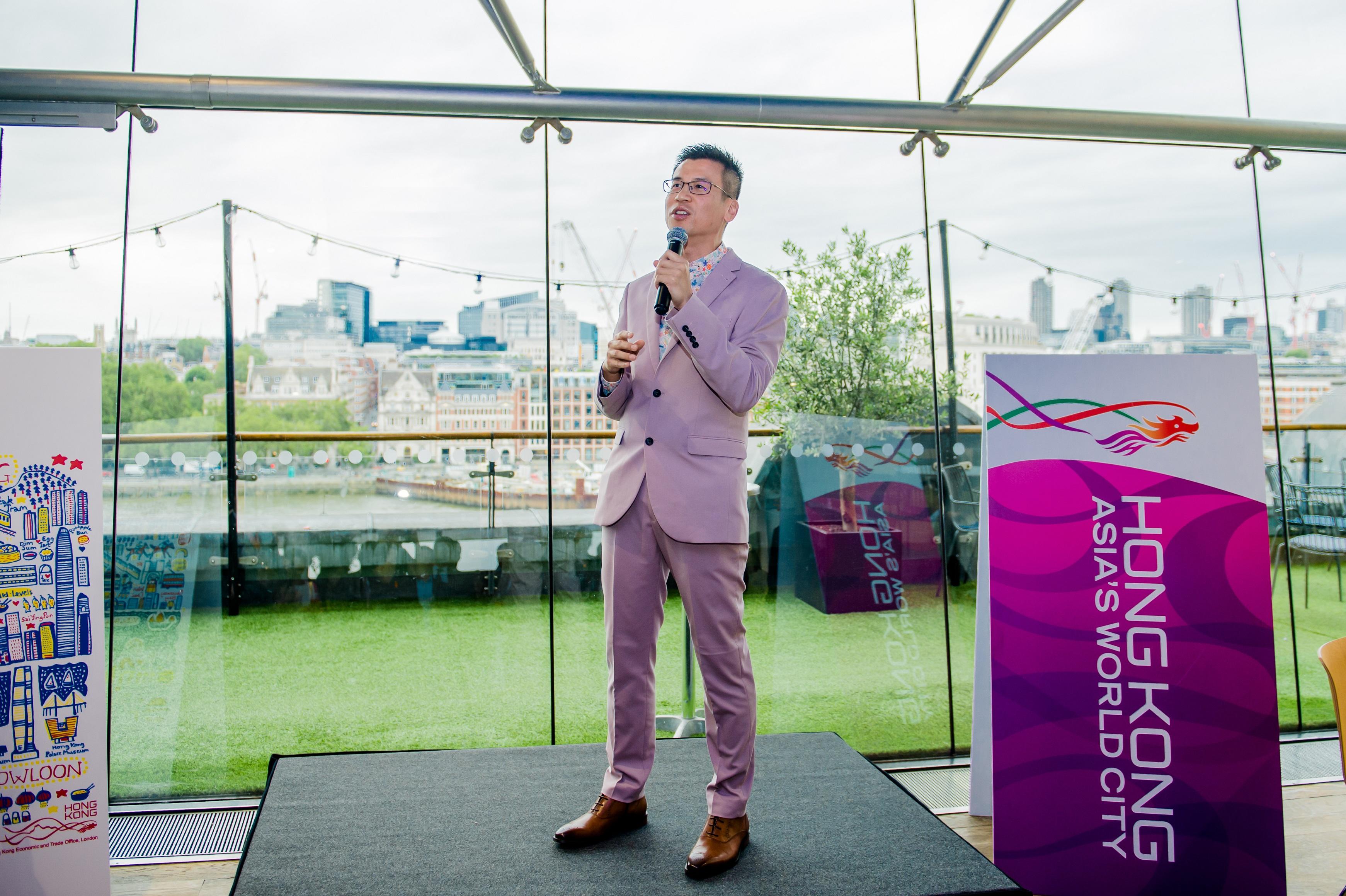 The Hong Kong Economic and Trade Office, London (London ETO) hosted a summer networking reception in London, United Kingdom, on June 27 (London time), greeting about 200 guests. Photo shows the Director-General of the London ETO, Mr Gilford Law, speaking at the reception.