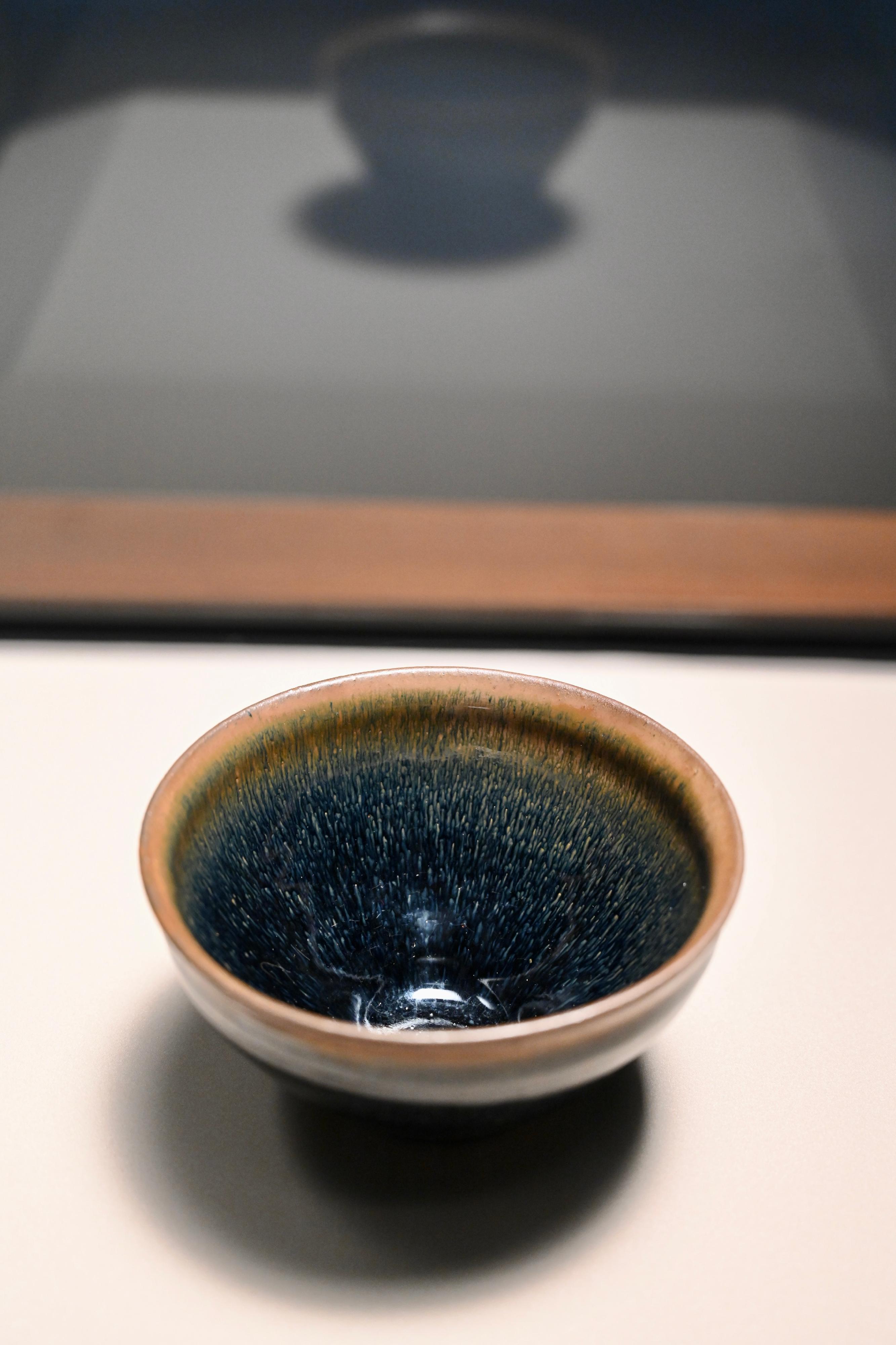 香港藝術館明日（六月三十日）起在香港藝術館舉行「好物有型——香港藝術館藏精品展」。圖示「清雅脫俗」展區內展出北宋時期的福建建陽窰黑釉兔毫紋茶碗。
