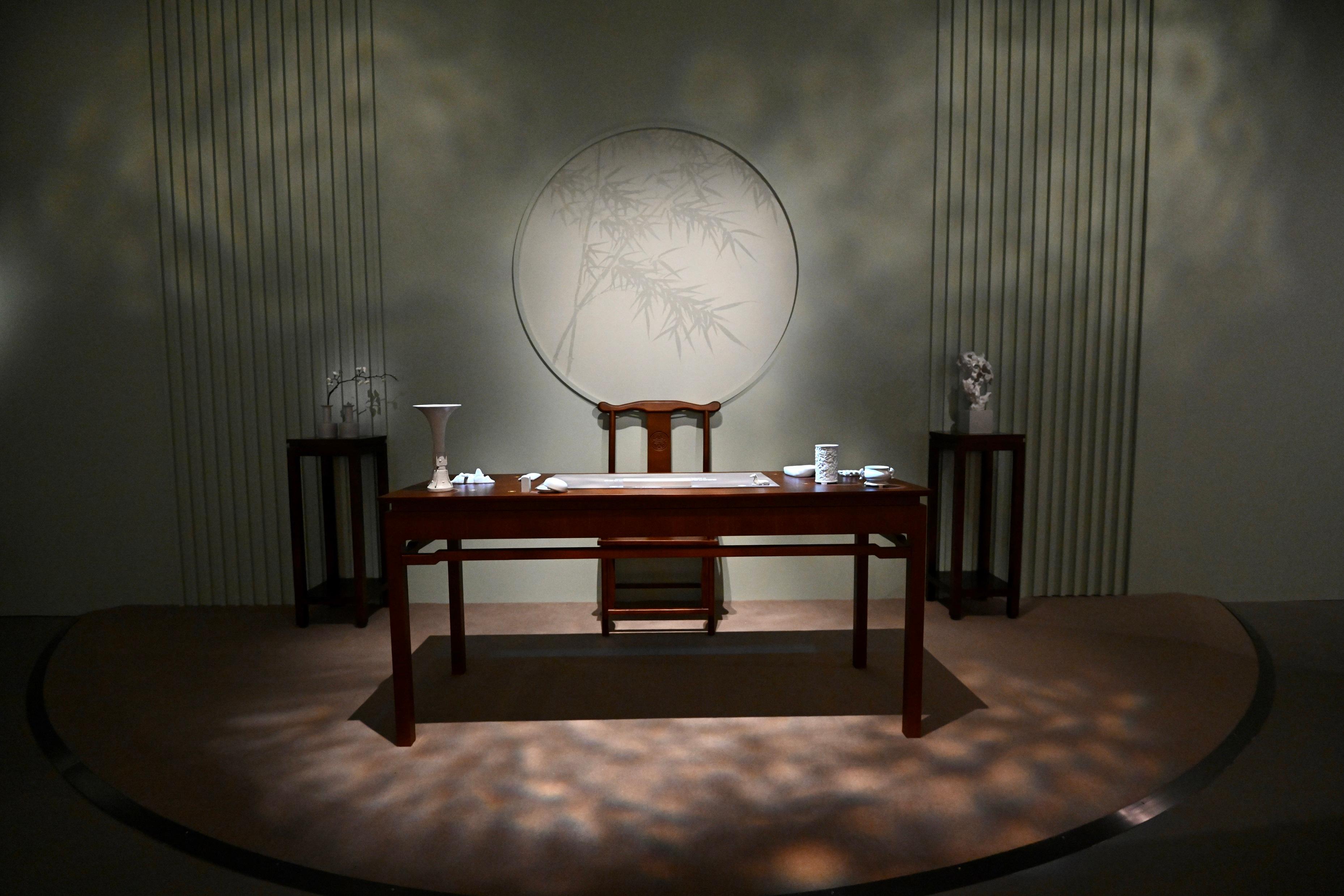 香港藝術館明日（六月三十日）起在香港藝術館舉行「好物有型——香港藝術館藏精品展」。圖示「清雅脫俗」展區內的互動裝置。

