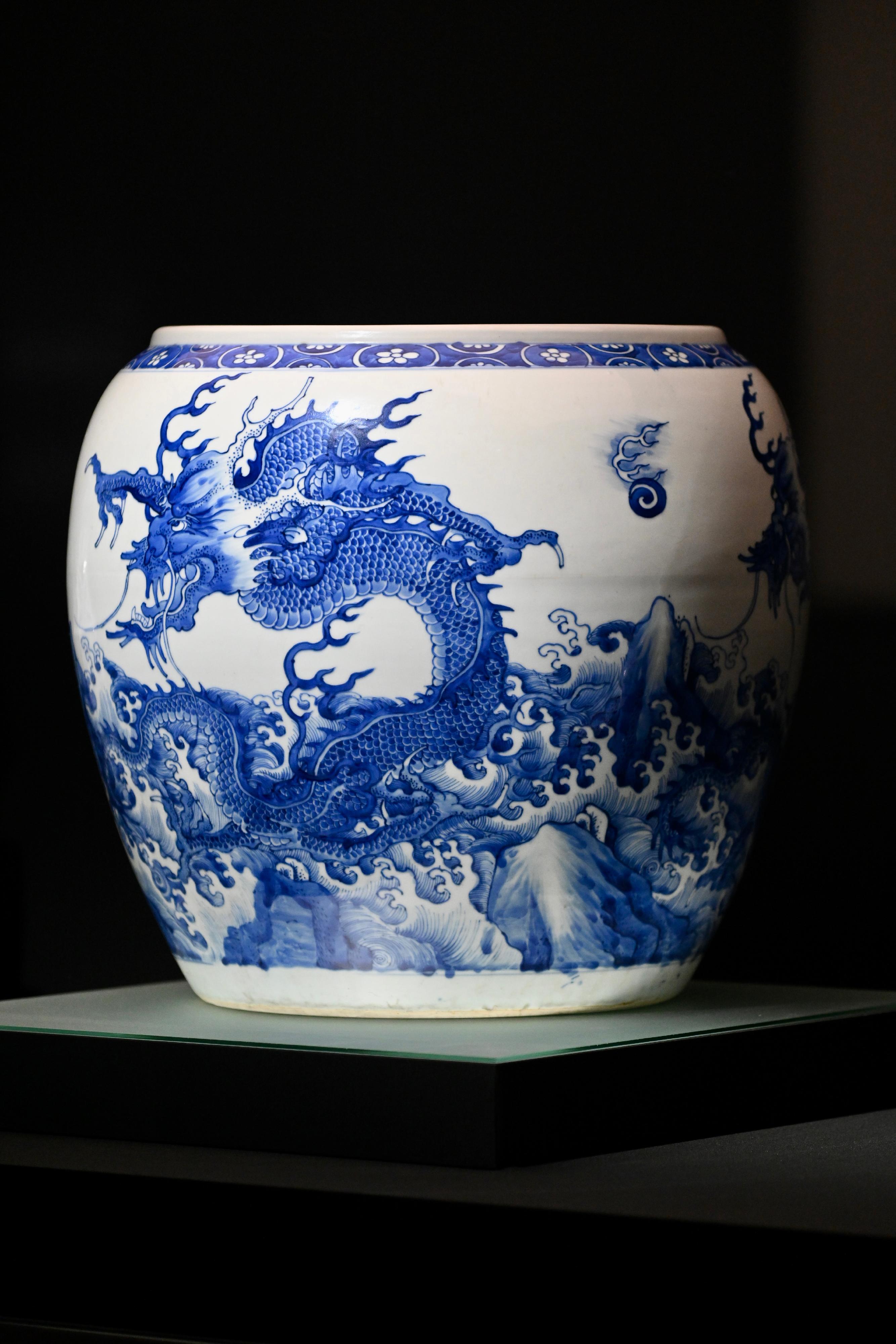 "Art Personalised: Masterpieces from the Hong Kong Museum of Art" exhibition will be held at the Hong Kong Museum of Art from tomorrow (June 30). Picture shows a jar with dragons amid wave design in underglaze blue from Kangxi period in the Qing dynasty, which is on display in the "Perfectionist" exhibition zone.

