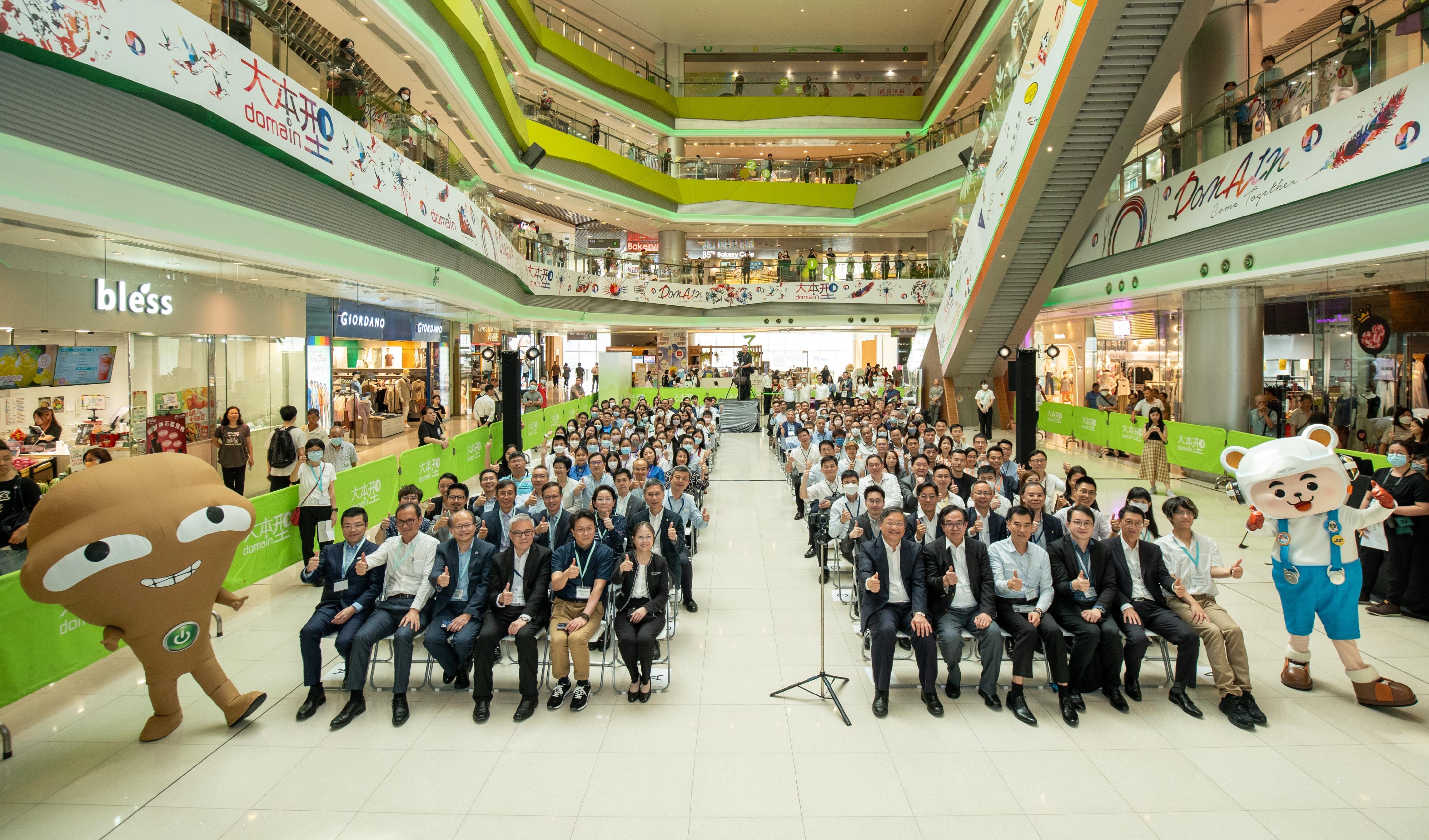 环境及生态局和机电工程署今日（六月二十九日）启动「全民节能减碳2023」运动，推动各界携手节能减碳，加快香港的低碳转型。图示环境及生态局副局长黄淑娴（前排左六）及机电署署长彭耀雄（前排右六）与一众嘉宾及得奖者在启动礼合照。