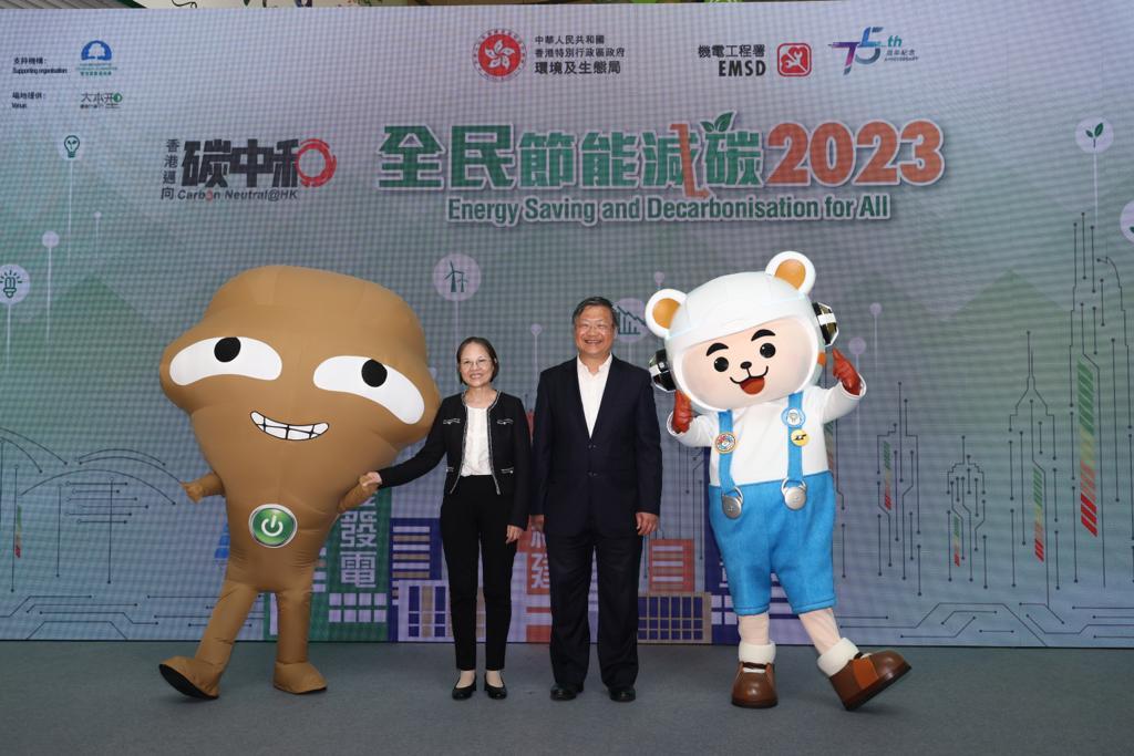 The Environment and Ecology Bureau and the Electrical and Mechanical Services Department launched the Energy Saving and Decarbonisation for All 2023 Campaign today (June 29) to encourage the community to save energy, reduce carbon emission and accelerate the low-carbon transformation of Hong Kong. Picture shows the Under Secretary for Environment and Ecology, Miss Diane Wong (left), and the Director of Electrical and Mechanical Services, Mr Eric Pang (right), kicking off the campaign.