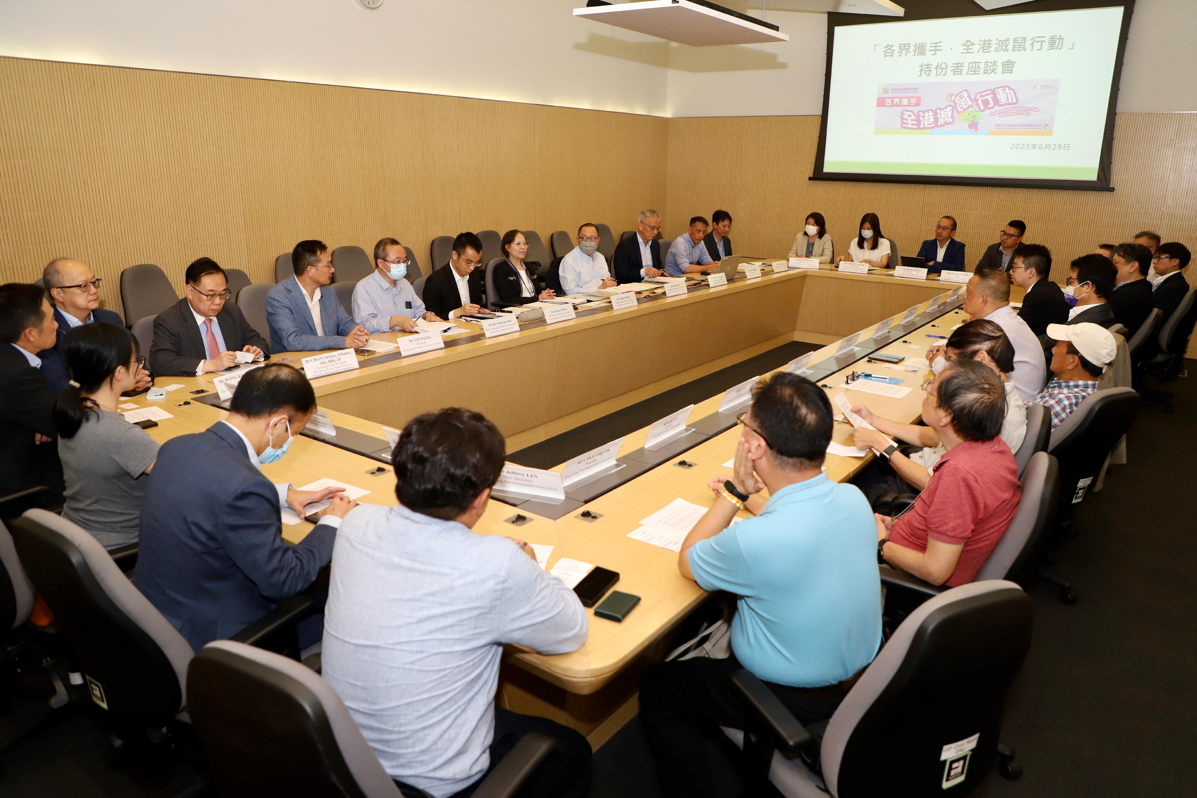 The Environment and Ecology Bureau today (June 29) met trade representatives from 16 organisations or institutions on the anti-rodent work of the current-term Government, to share experiences and strengthen co-operation. 