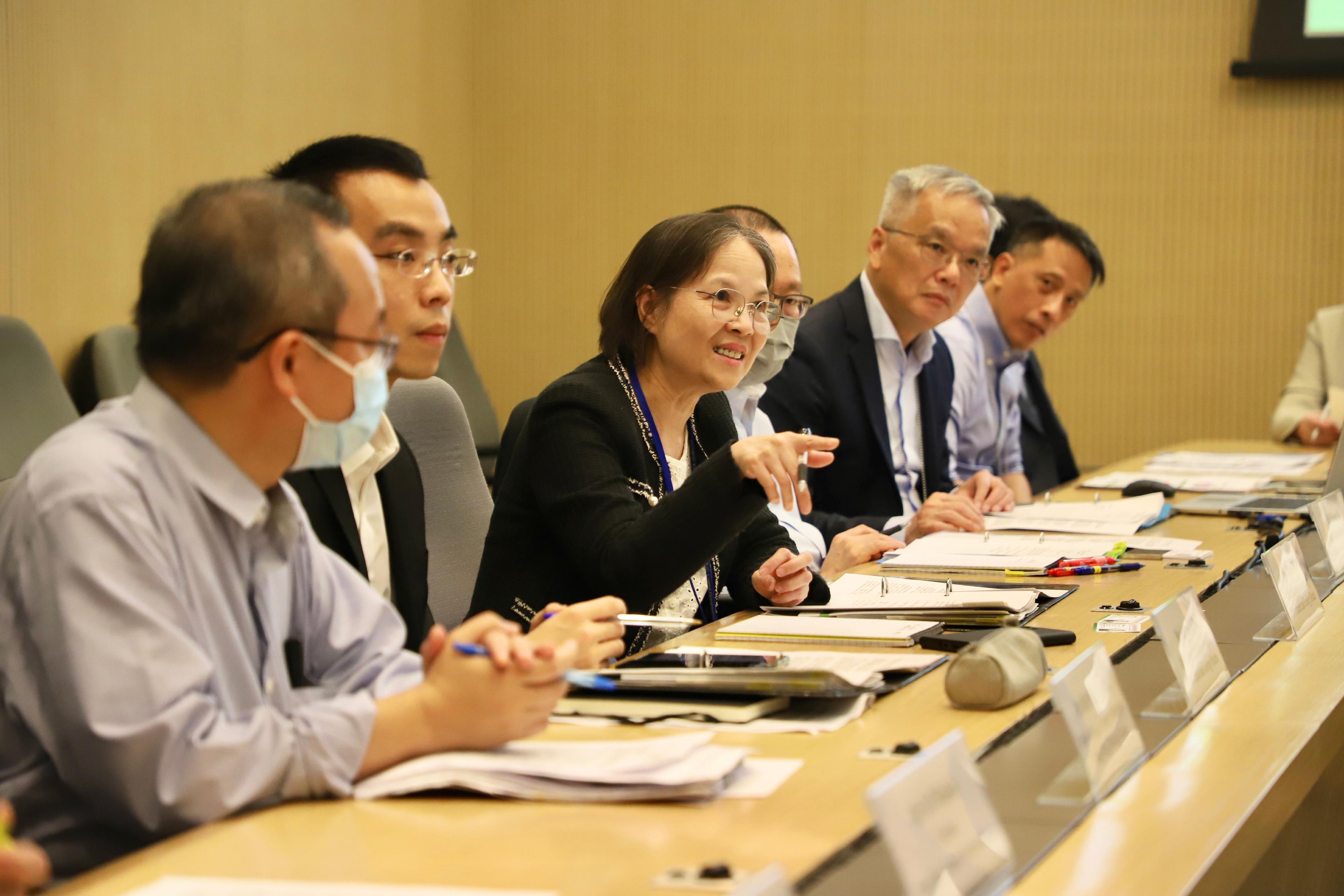 The Environment and Ecology Bureau today (June 29) met trade representatives on the anti-rodent work of the current-term Government, to share experiences and strengthen co-operation. The meeting was chaired by the Under Secretary for Environment and Ecology, Miss Diane Wong (third left). 