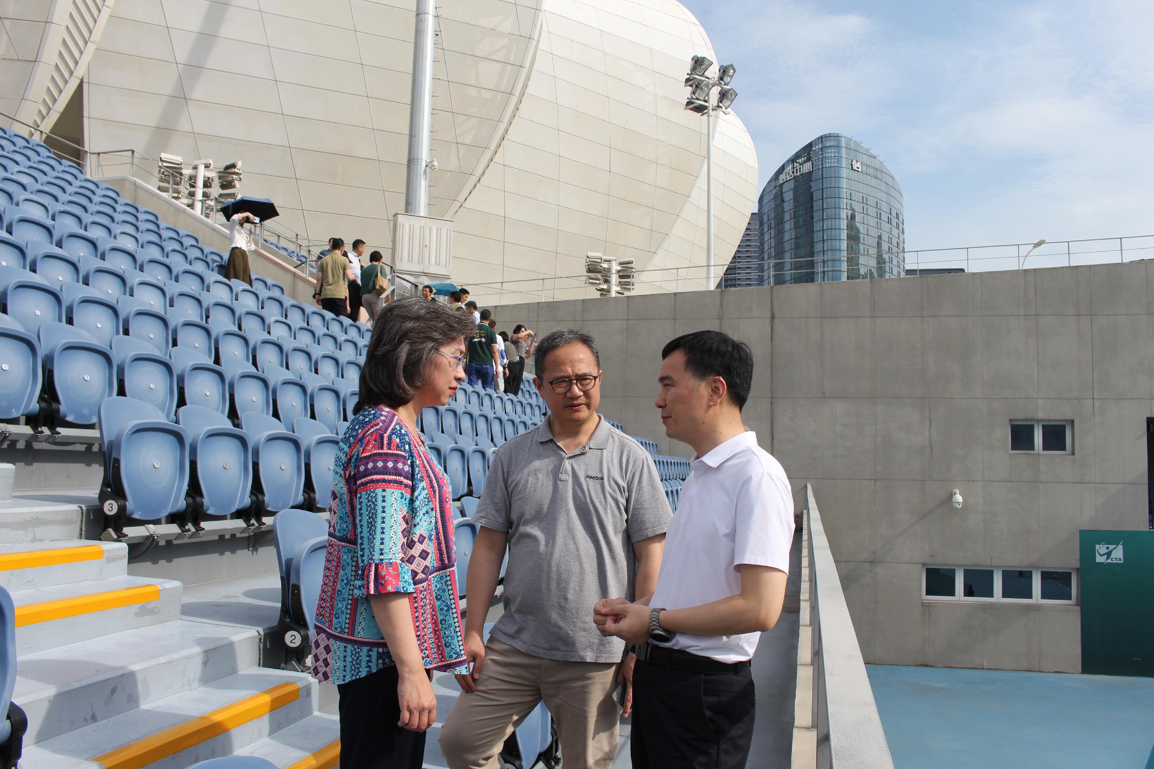 公务员事务局局长杨何蓓茵（左）及文化体育及旅游局常任秘书长黄智祖（中）考察杭州奥林匹克体育中心网球中心。