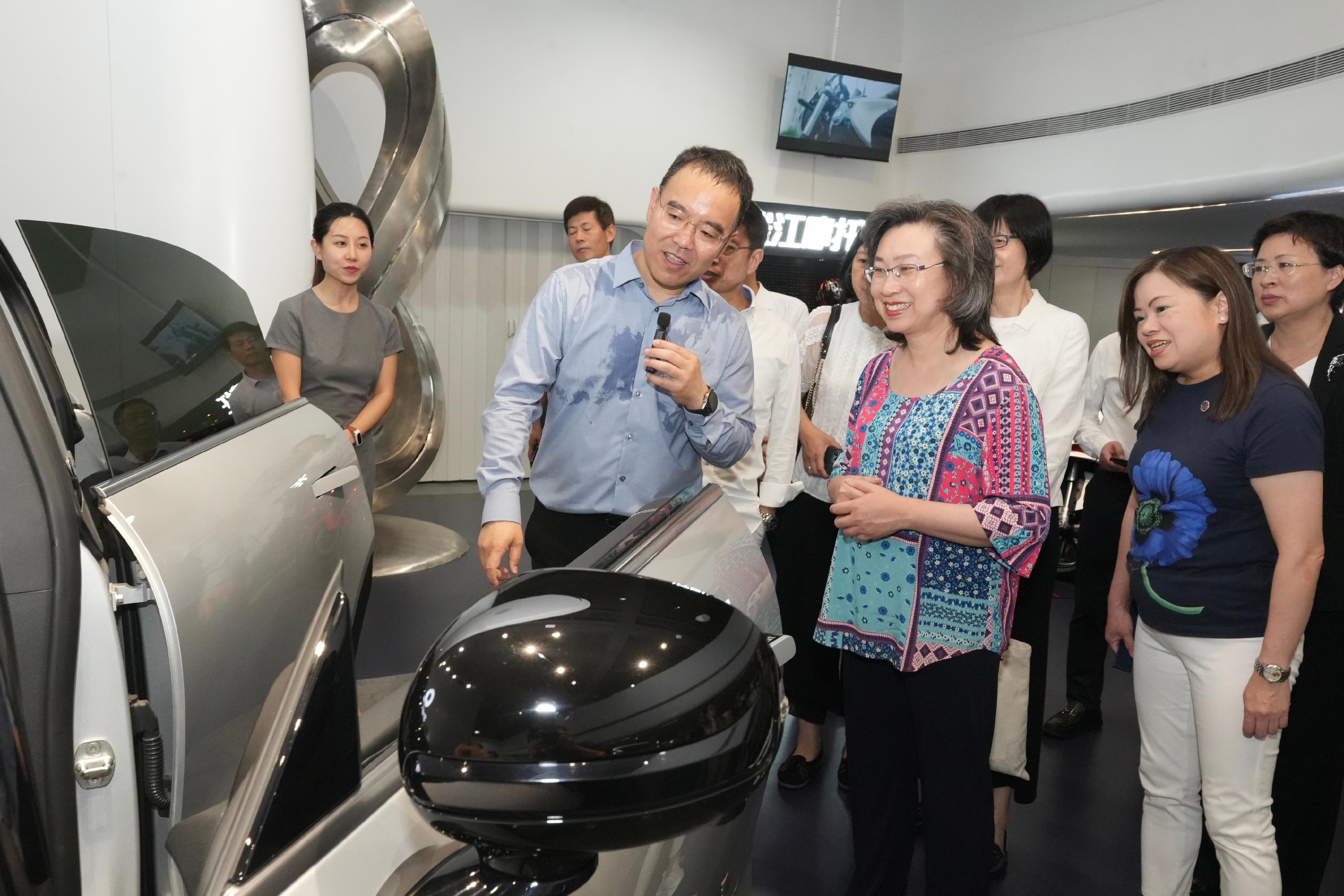 Permanent Secretaries and Heads of Departments of the Hong Kong Special Administrative Region Government today (June 29) learnt about the development of electric and new energy vehicles in Hangzhou. Photo shows the Secretary for the Civil Service, Mrs Ingrid Yeung (second right), and the Commissioner for Transport, Miss Rosanna Law (first right), receiving a briefing on electric and new energy vehicles.