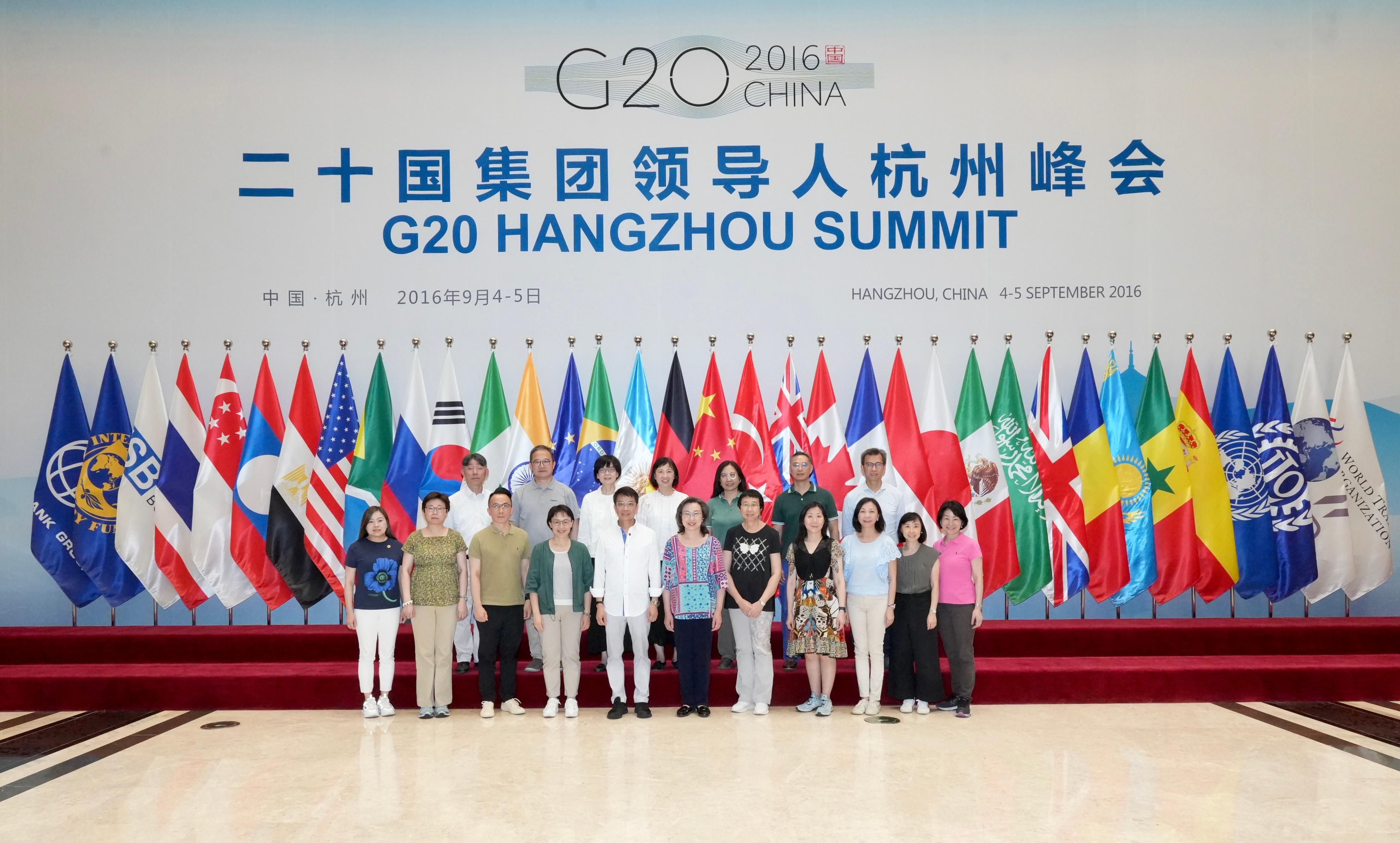 The delegation of Permanent Secretaries and Heads of Departments of the Hong Kong Special Administrative Region Government on a study and duty visit took a group photo at the Hangzhou International Expo Center this afternoon (June 29). The centre is the venue for the G20 Hangzhou Summit and also one of the venues for the 19th Asian Games Hangzhou.