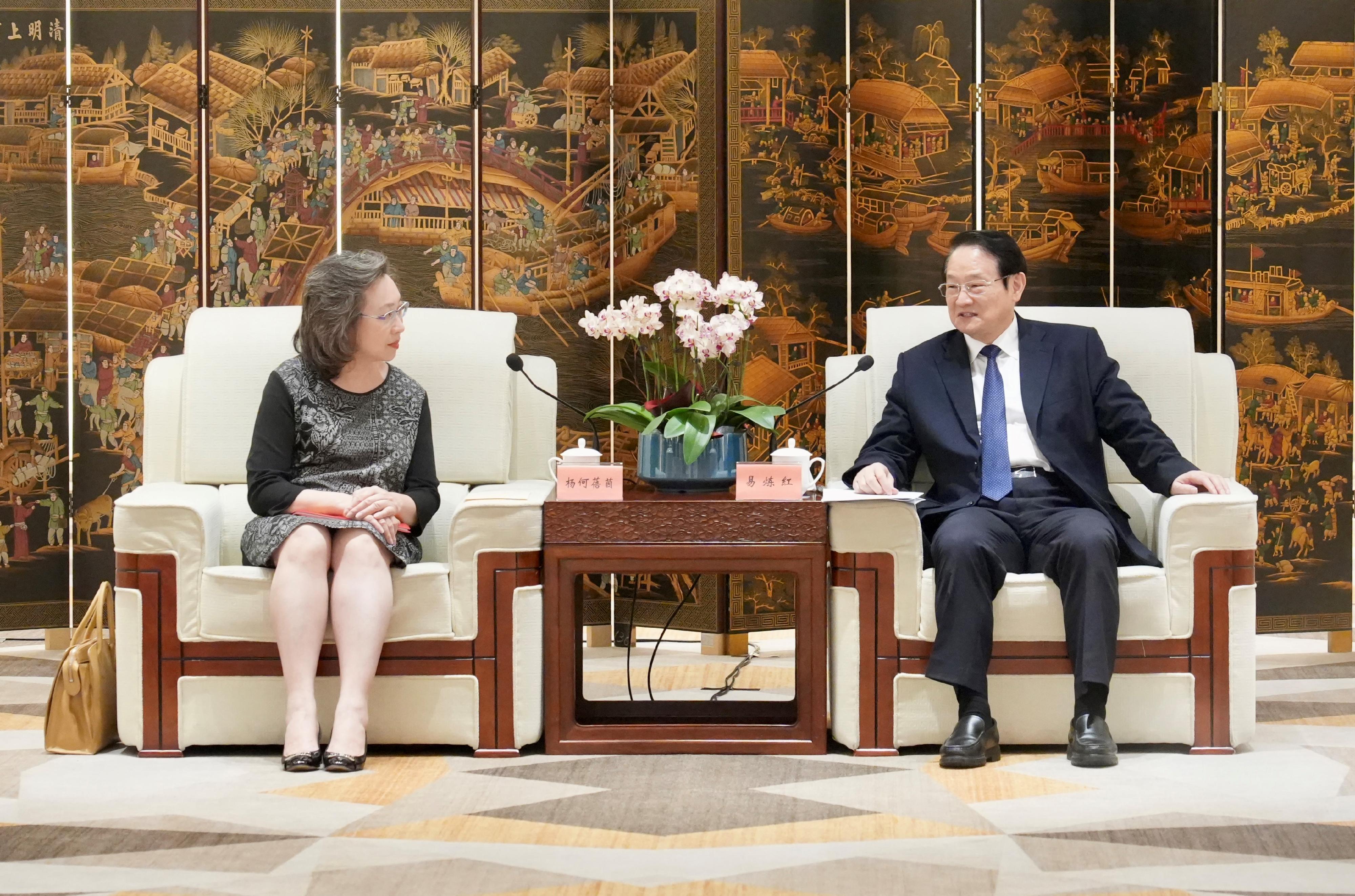 The delegation of Permanent Secretaries and Heads of Departments of the Hong Kong Special Administrative Region Government on a study and duty visit led by the Secretary for the Civil Service, Mrs Ingrid Yeung (left), today (June 29) called on the Secretary of the CPC Zhejiang Provincial Committee, Mr Yi Lianhong (right).