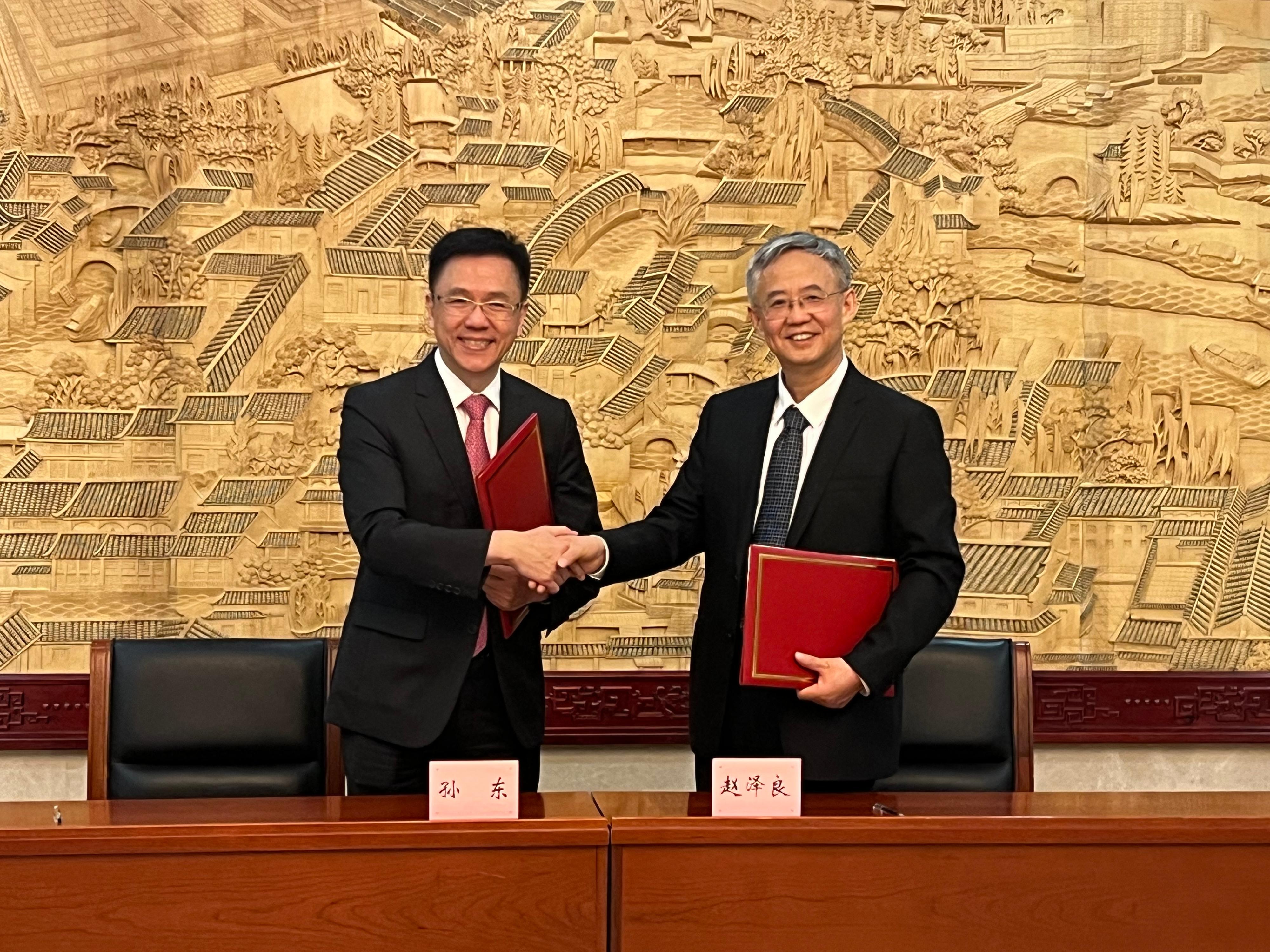 The Secretary for Innovation, Technology and Industry, Professor Sun Dong (left), and Deputy Director of the Cyberspace Administration of China Mr Zhao Zeliang (right), were pictured after the signing of the Memorandum of Understanding on Facilitating Cross-boundary Data Flow Within the Guangdong-Hong Kong-Macao Greater Bay Area in Beijing yesterday (June 29).