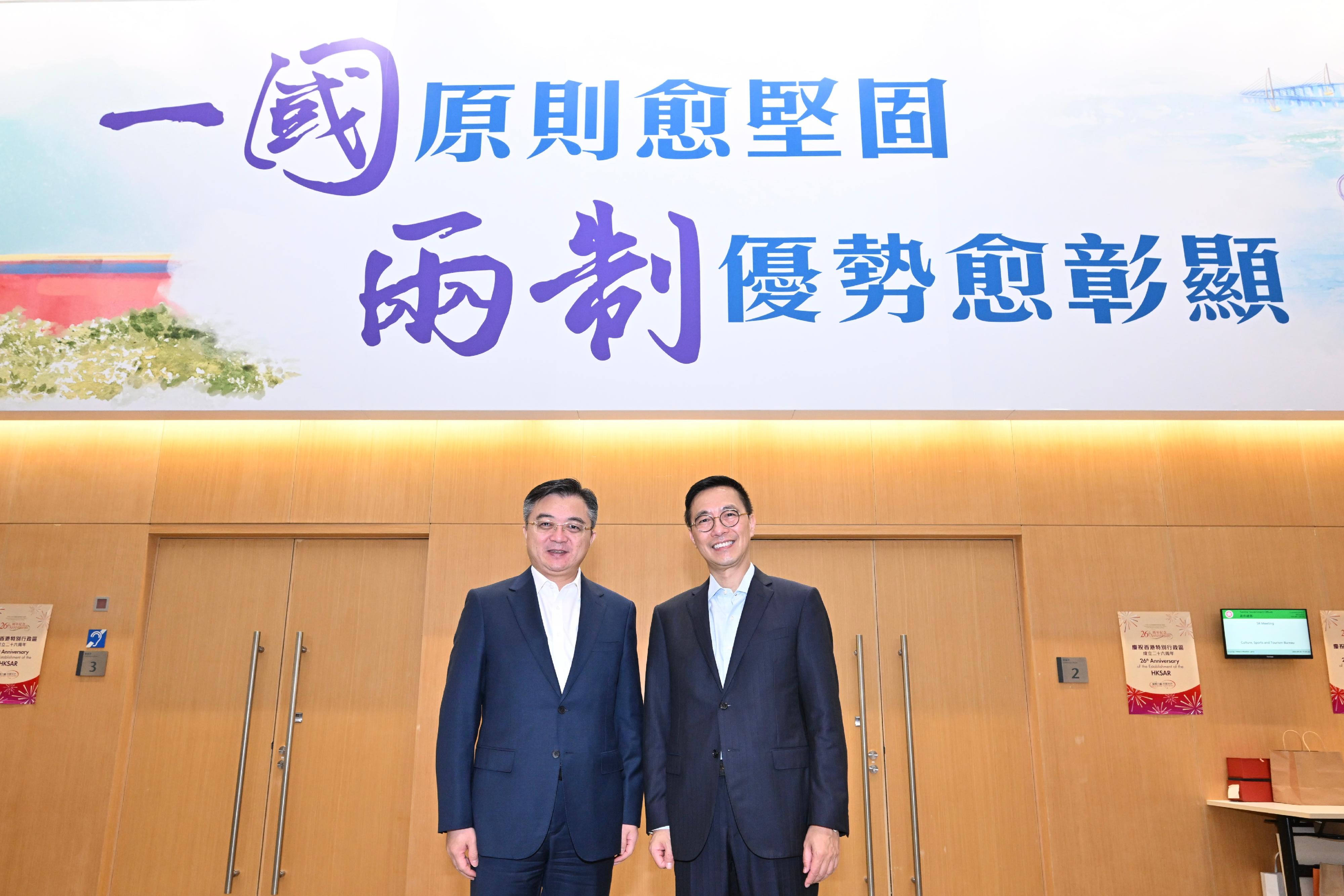 The Secretary for Culture, Sports and Tourism, Mr Kevin Yeung (right), today (June 30) met with the Head of the Sports Bureau of Guangdong Province, Mr Cui Jian (left).