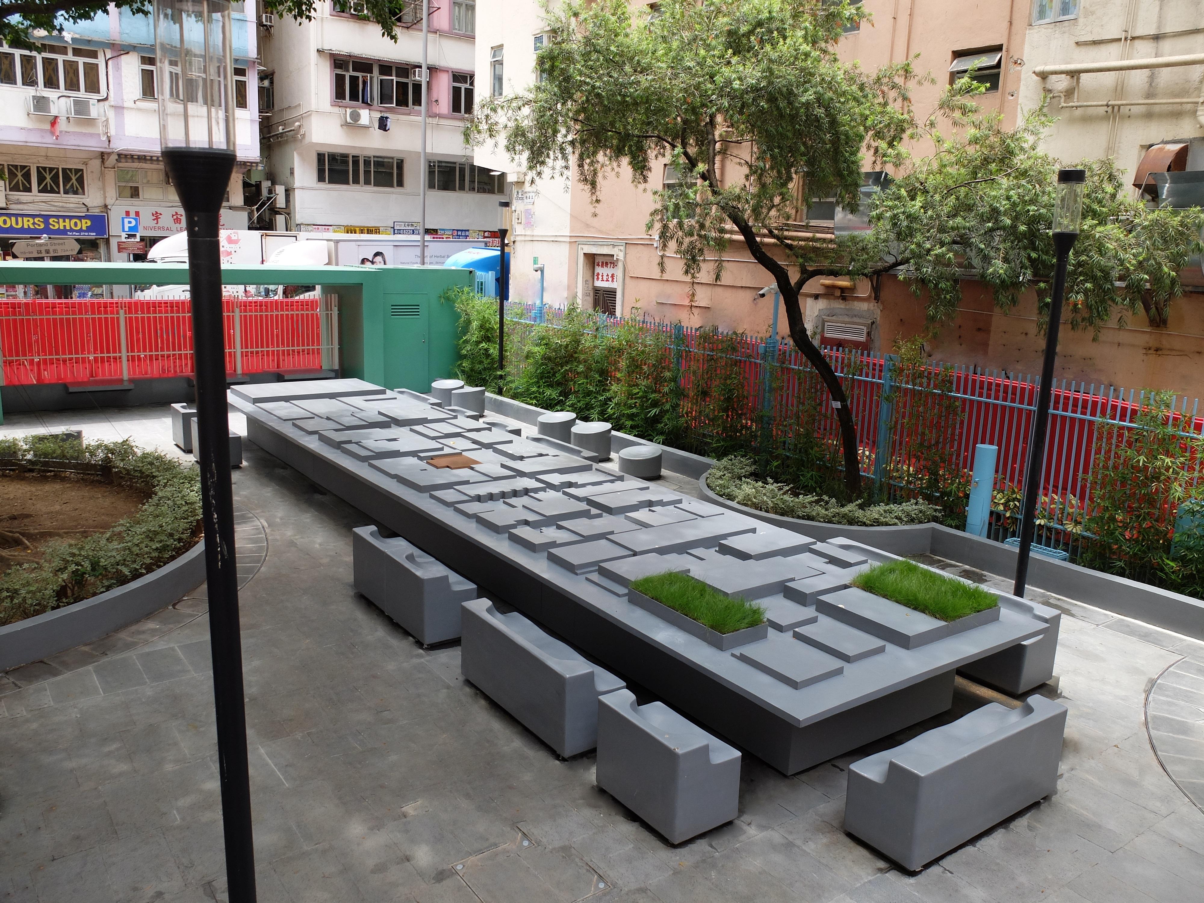 The Leisure and Cultural Services Department announced today (June 30) that refurbishment works for Hamilton Street Rest Garden in Yau Tsim Mong District have been completed. The facilities will reopen tomorrow (July 1) for public use. The improvement project has transformed the garden into an outdoor space where people can share a table with others. A large-scale communal table is placed at the centre of the garden, surrounded by uniquely designed seating.
