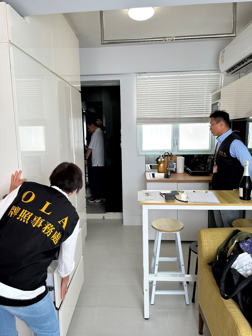 The Office of the Licensing Authority (OLA) of the Home Affairs Department conducted a joint operation with the Fire Services Department codenamed "Rolling Thunder" against unlicensed hotels/guesthouses and illegal club-house operations from June 27 to 29. Photo shows OLA enforcement officers searching for evidence in a suspected unlicensed guesthouse.