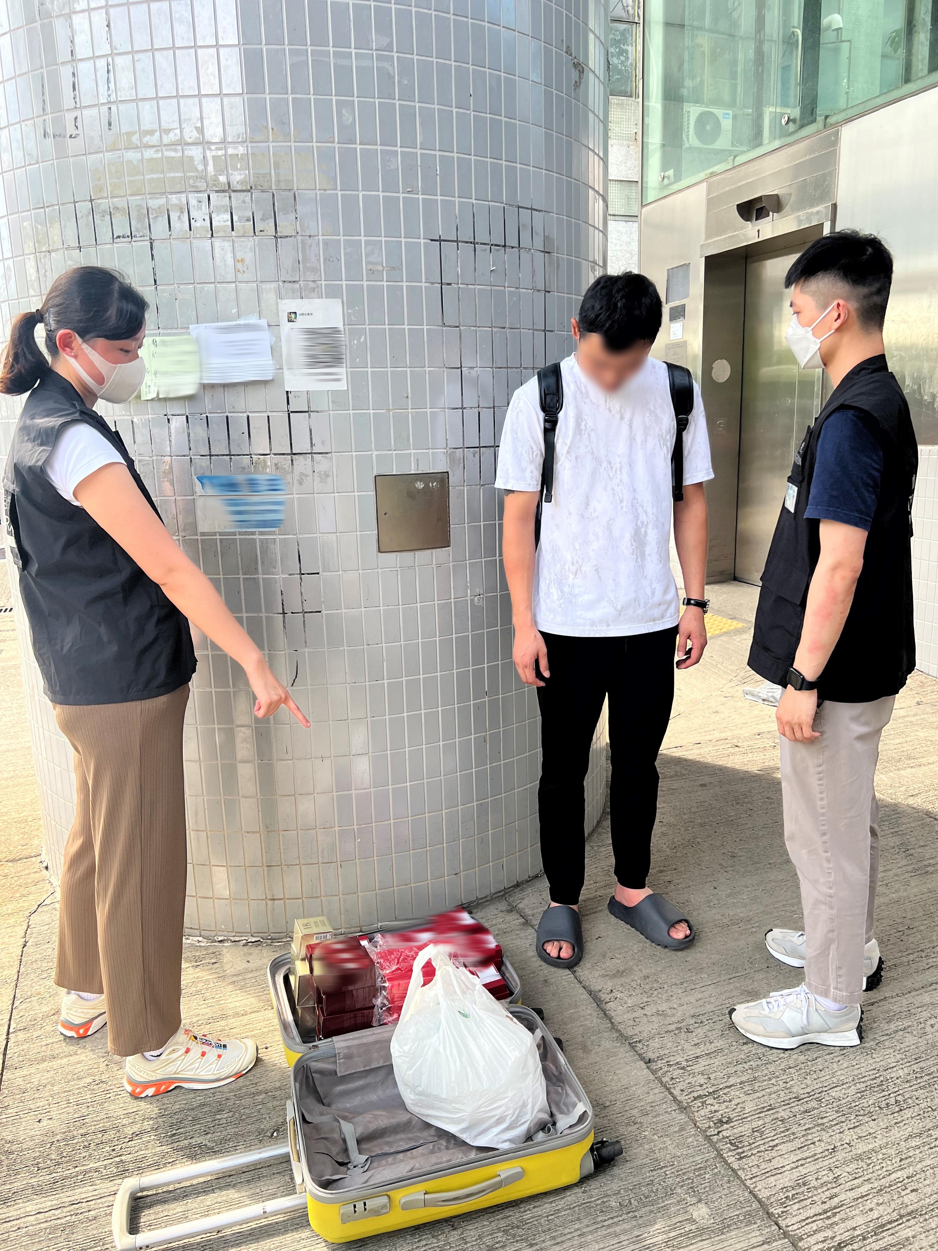 The Immigration Department mounted a series of territory-wide anti-illegal worker operations codenamed "Twilight", and joint operations with the Hong Kong Police Force codenamed "Champion" and "Windsand", for four consecutive days from June 26 to yesterday (June 29). Photo shows a Mainland visitor involved in suspected parallel trading activities and his goods.