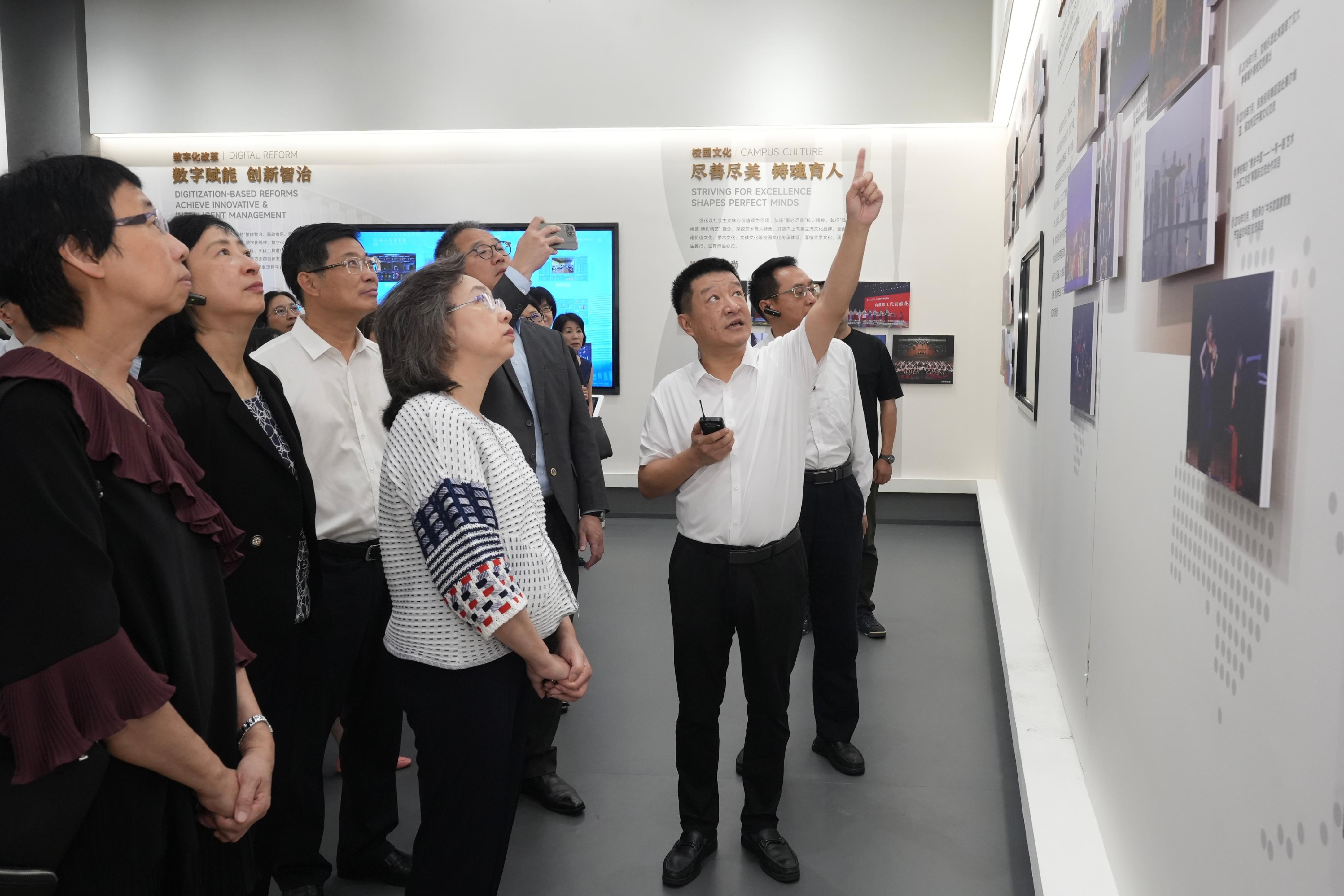 特区政府常任秘书长和部门首长研修及考察团今日（六月三十日）上午到浙江音乐学院，了解学院的人才培育及推动两岸三地青年艺术家文化艺术交流工作，并欣赏青年艺术家的表演。