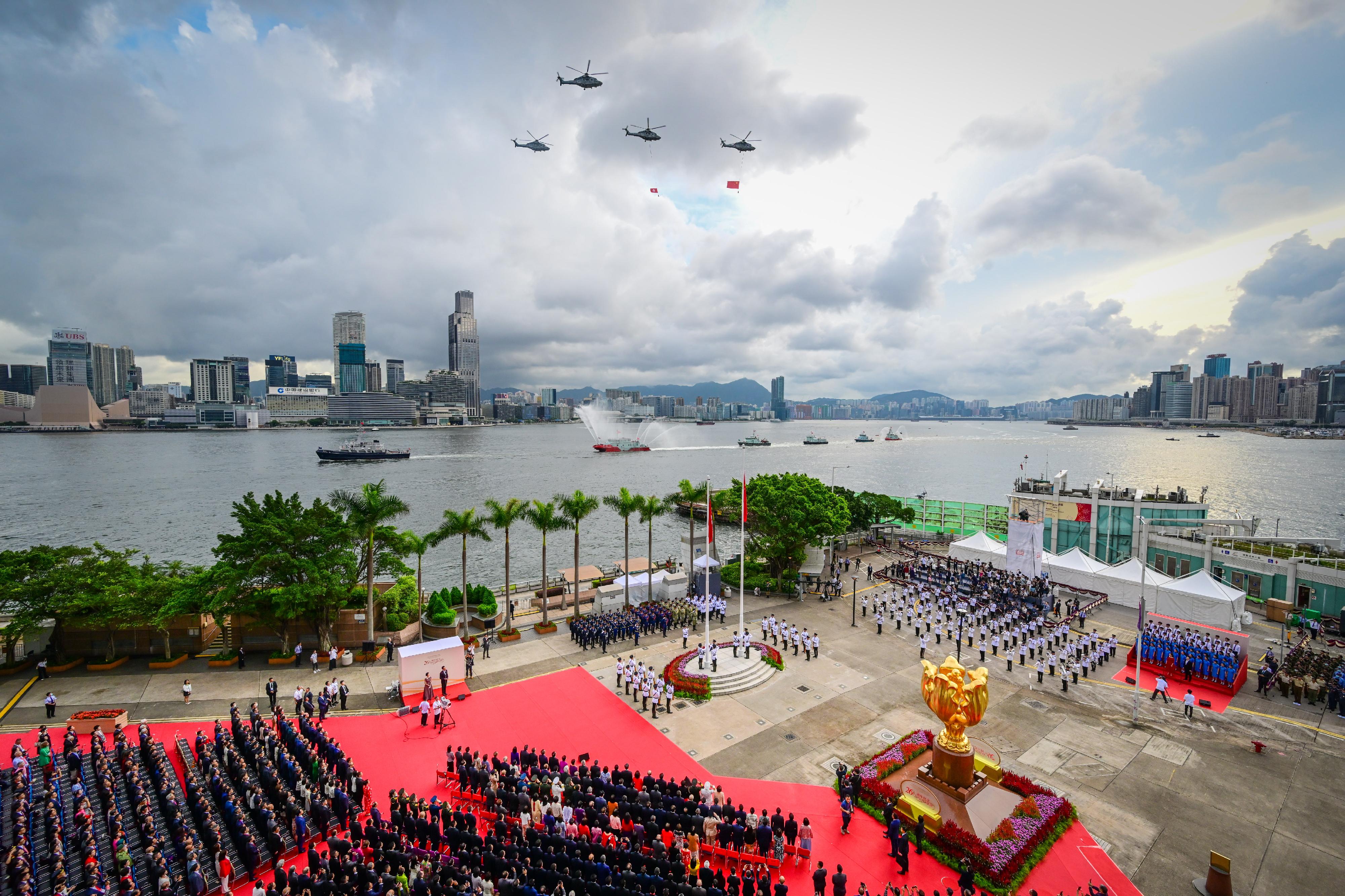 今早（七月一日）在湾仔金紫荆广场举行的香港特别行政区成立二十六周年升旗仪式上，纪律部队和飞行服务队在海上和空中敬礼。