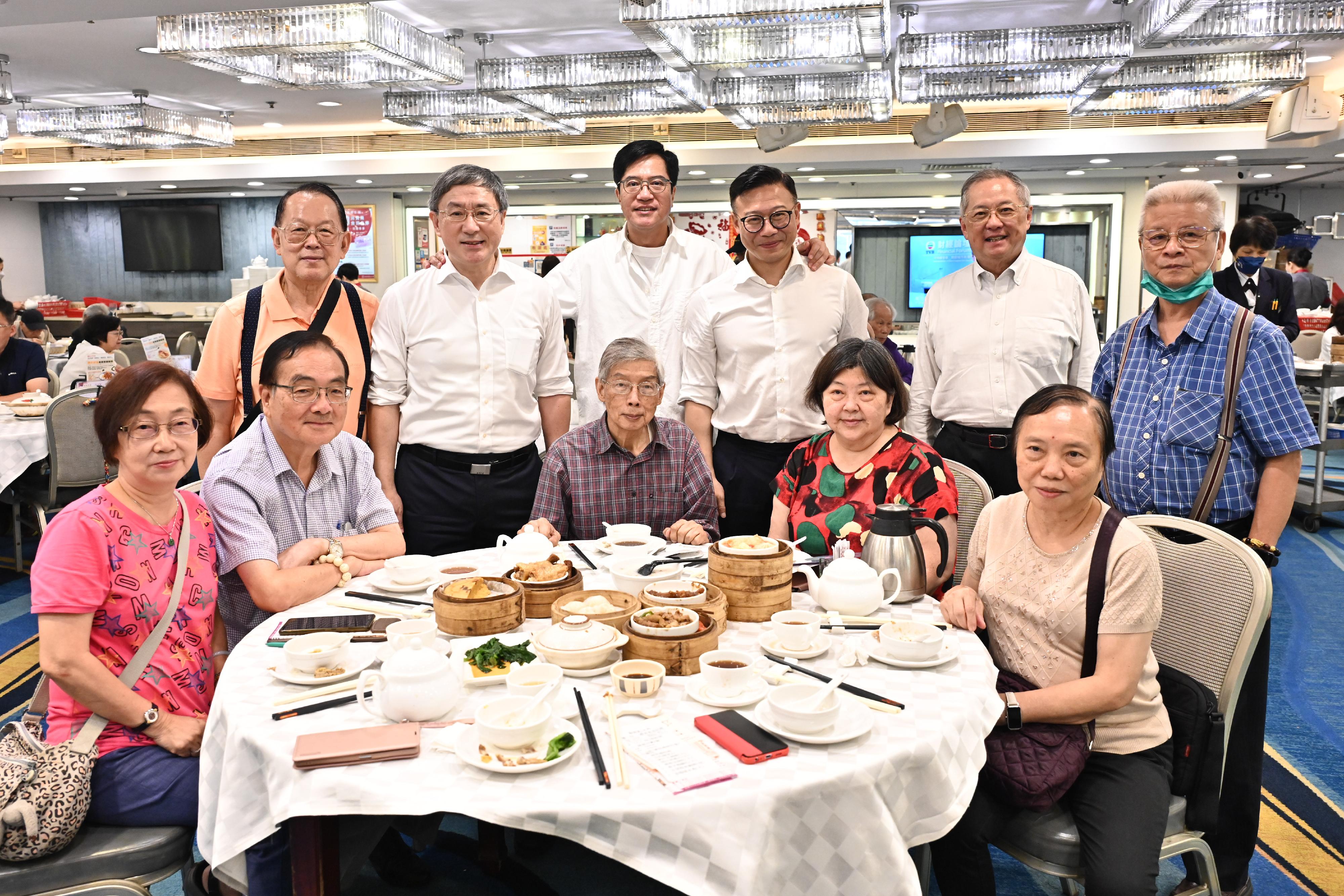 The Deputy Chief Secretary for Administration, Mr Cheuk Wing-hing (back row, second left); the Deputy Financial Secretary, Mr Michael Wong (back row, third left); and the Deputy Secretary for Justice, Mr Cheung Kwok-kwan (back row, third right), together with the Legislative Council Member (Catering), Mr Tommy Cheung (back row, second right), join a group photo with members of the public July 1 enjoying dining discounts at a North Point restaurant today (July 1).