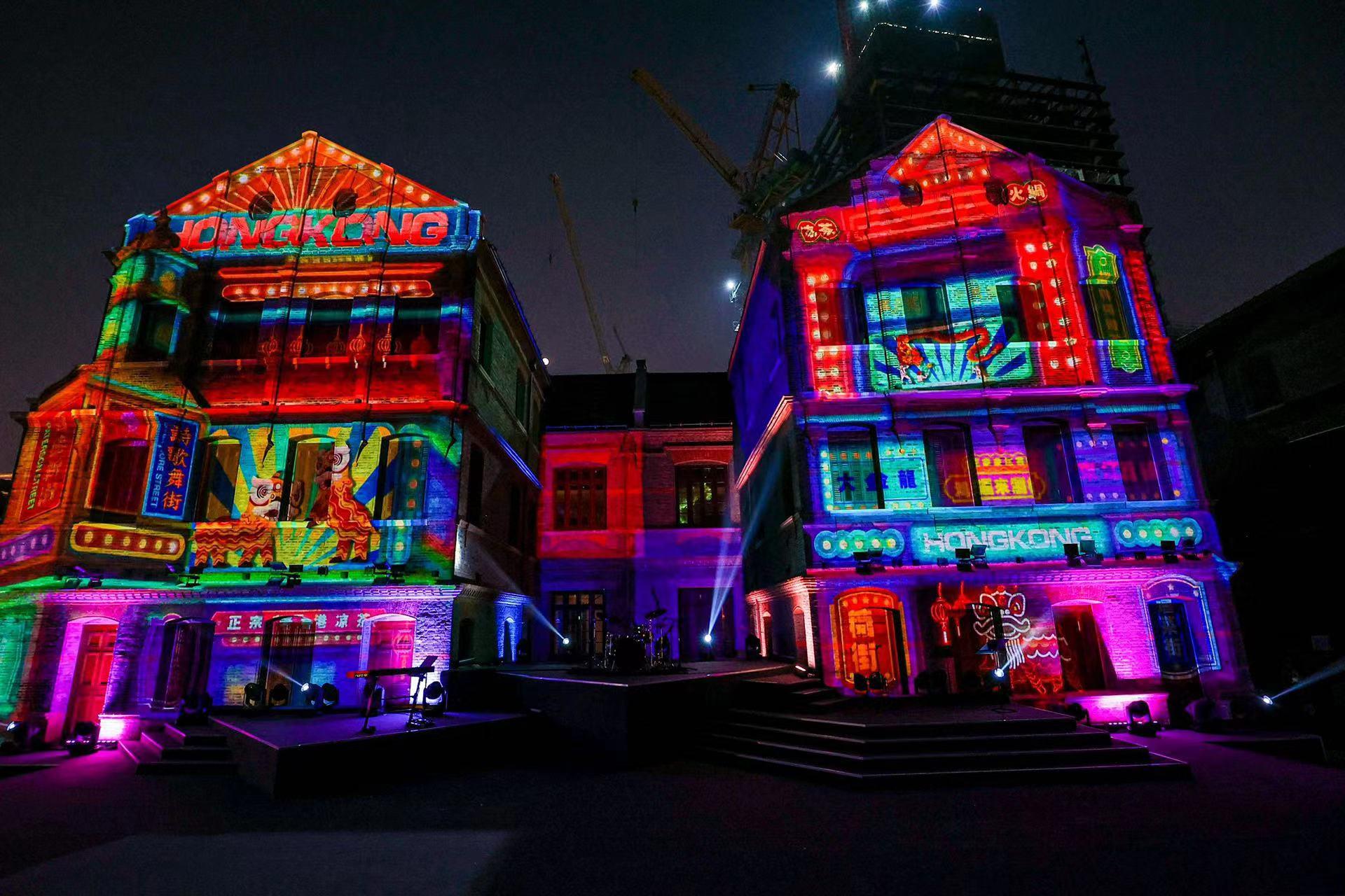 为庆祝香港回归祖国二十六周年，由香港特别行政区政府驻上海经济贸易办事处主办的「香港今潮•艺起FUN」系列活动今日（七月一日）在上海揭幕。图示会场晚上通过裸眼3D技术呈现建筑灯光投影秀，展现香港在经济、文化、艺术和人文领域的辉煌成就。
