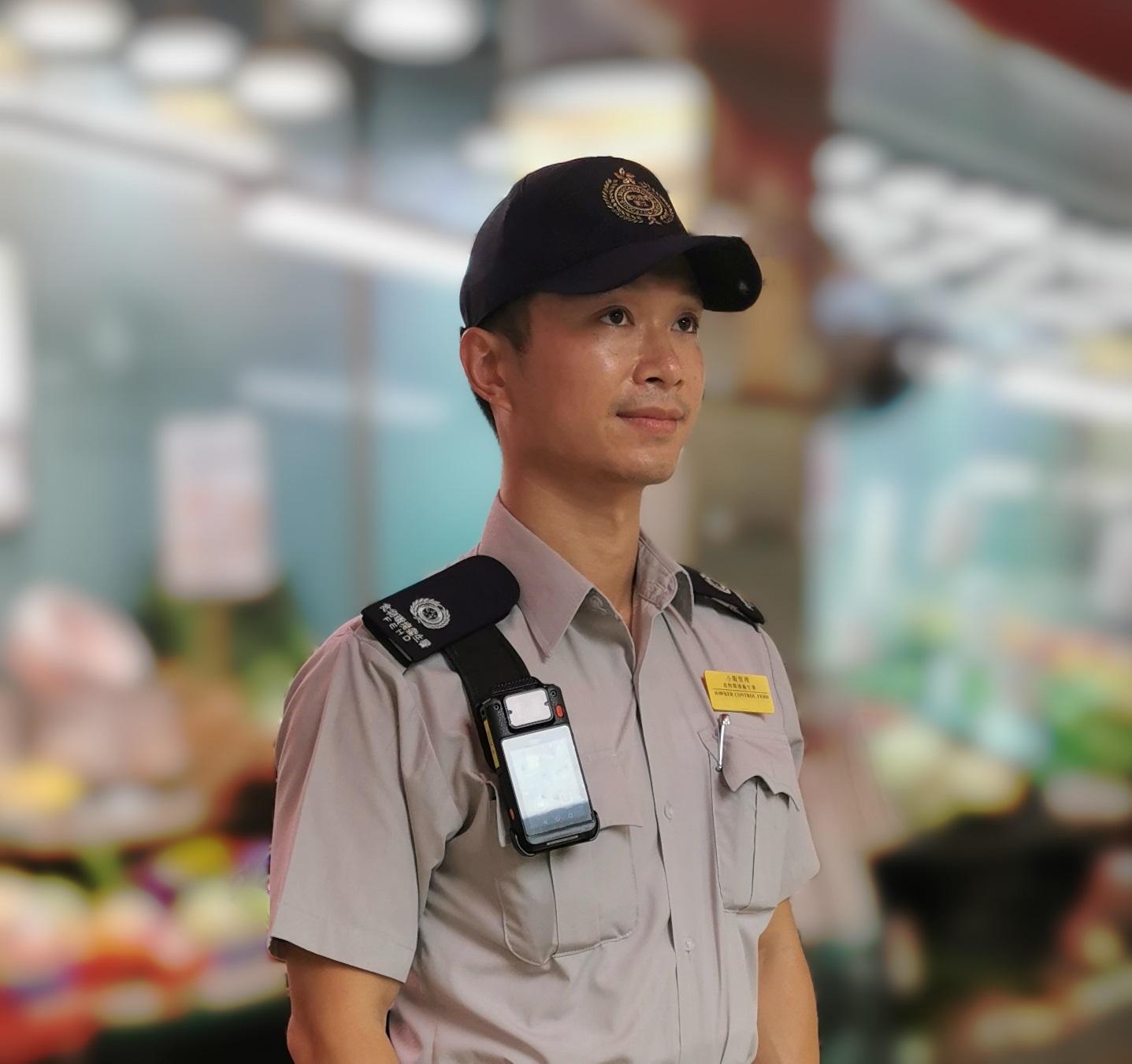 A spokesperson for the Food and Environmental Hygiene Department said today (July 2) that in order to assist frontline staff in carrying out their duties more effectively and safeguard the safety of the public and staff, District Hawker Control Teams under the department will gradually start using Body Worn Video Cameras from tomorrow onwards based on actual needs and circumstances.