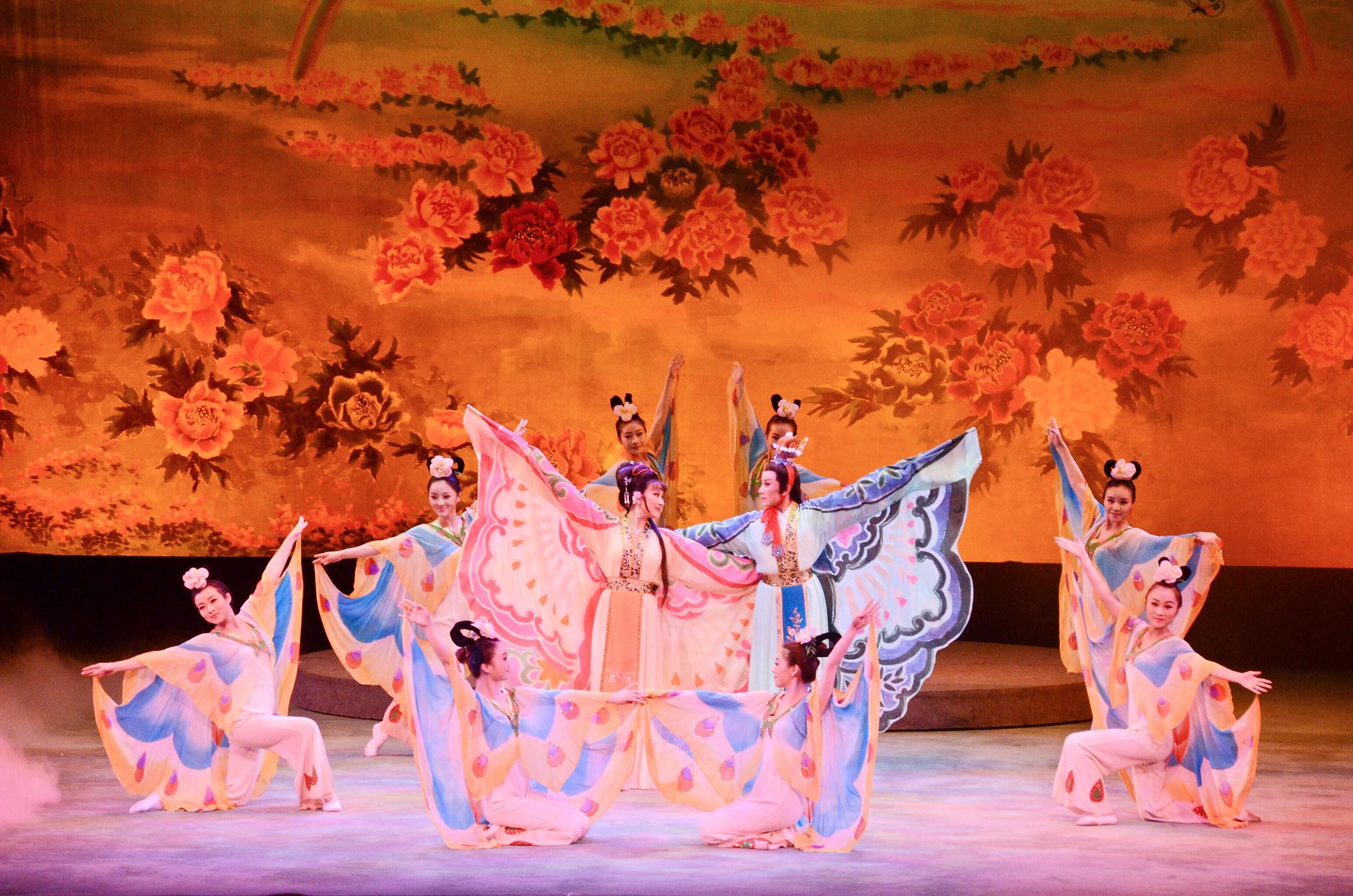 越劇界逾十位中國戲劇梅花獎得主八月雲集香江，為中國戲曲節2023呈獻「越劇梅花獎星光薈萃」。圖為《梁山伯與祝英台》劇照。