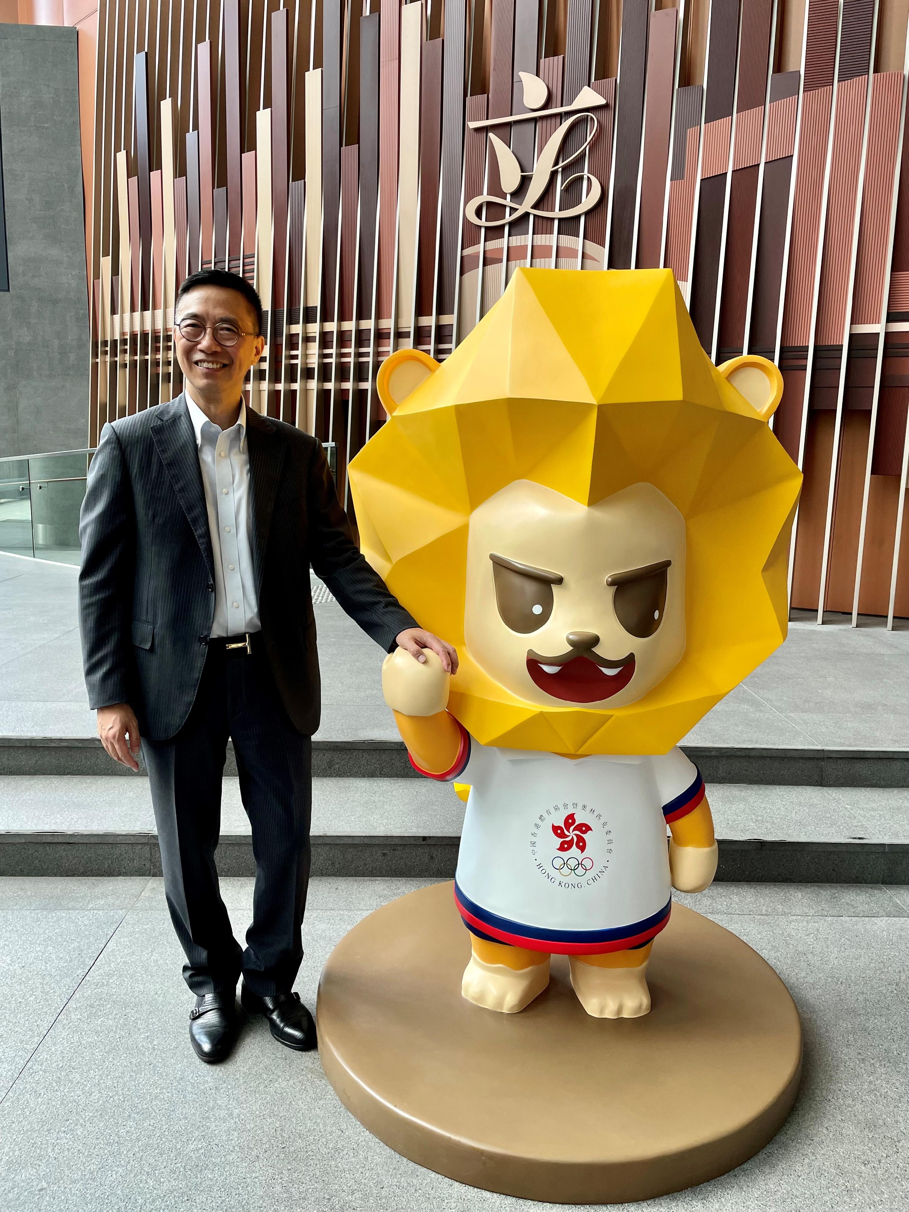 文化体育及旅游局局长杨润雄今日（七月五日）出席立法会为杭州2022年第十九届亚运会的中国香港代表团举办的打气活动，并与吉祥物坚仔合照。

