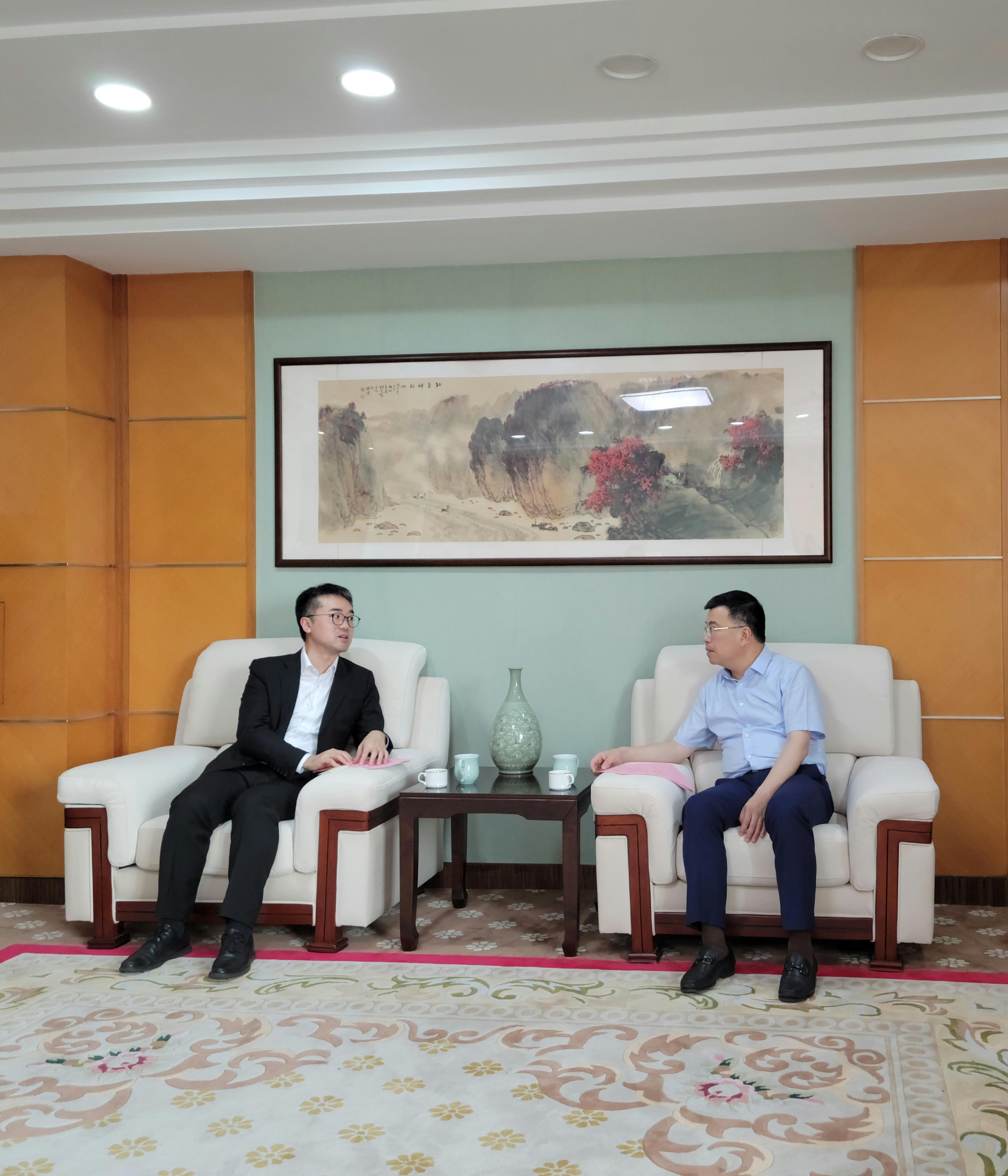 The Under Secretary for Education, Mr Sze Chun-fai (left), meets the Chief Inspector of the Department of Education of Zhejiang Province, Mr Shu Peidong (right), during his visit to Zhejiang on July 3.