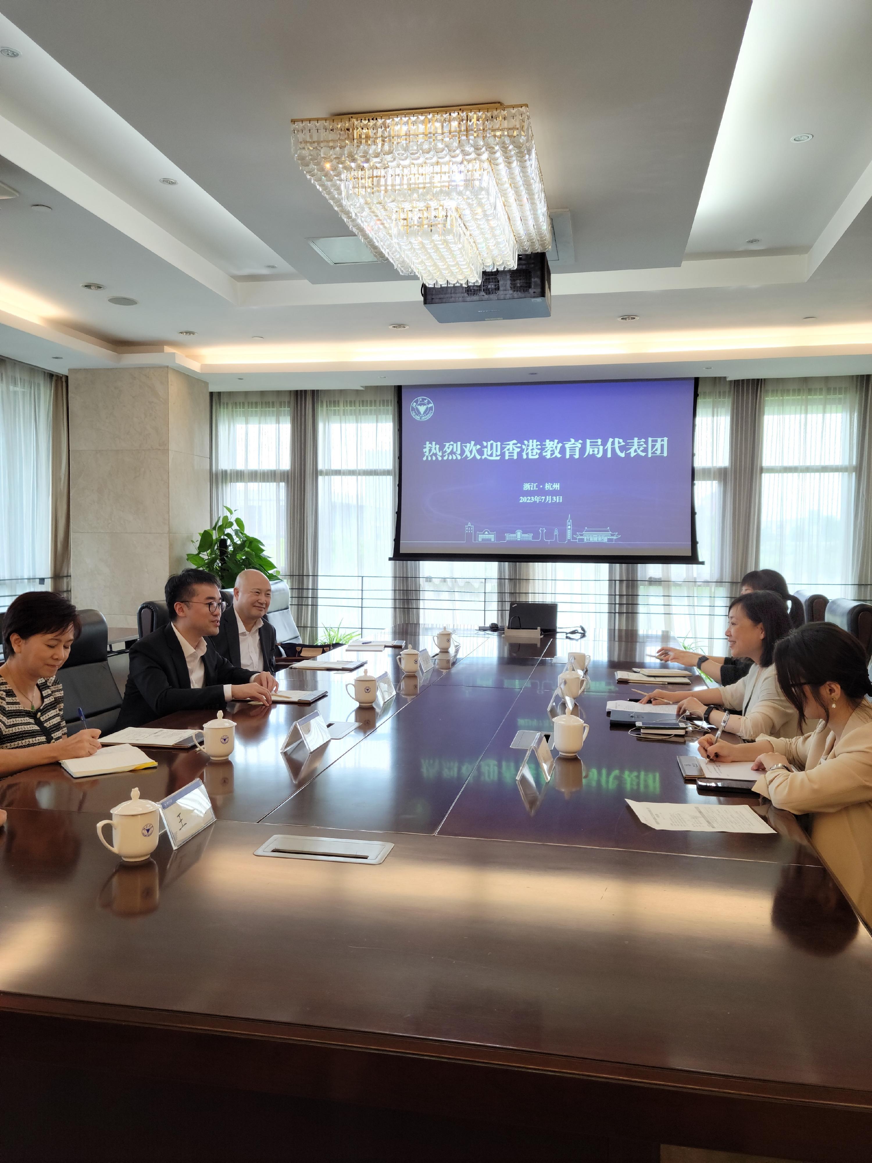 The Under Secretary for Education, Mr Sze Chun-fai (second left), meets the Director of the Hong Kong, Macao and Taiwan Affairs Office of Zhejiang University, Professor Li Min (second right), during his visit to Zhejiang on July 3.