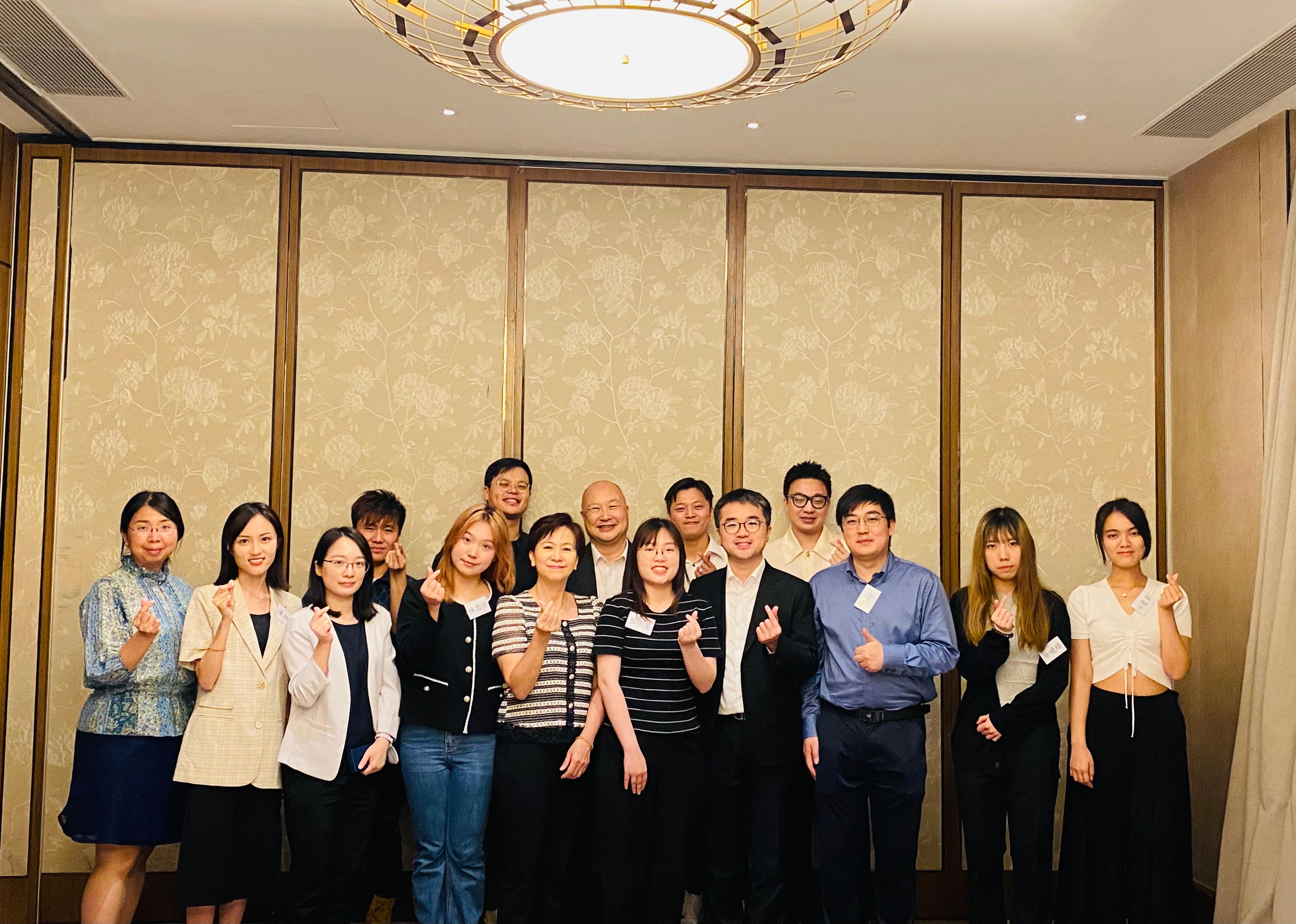 The Under Secretary for Education, Mr Sze Chun-fai (front row, fourth right), meets Hong Kong youths studying or working in Hangzhou during his visit to Zhejiang on July 3.